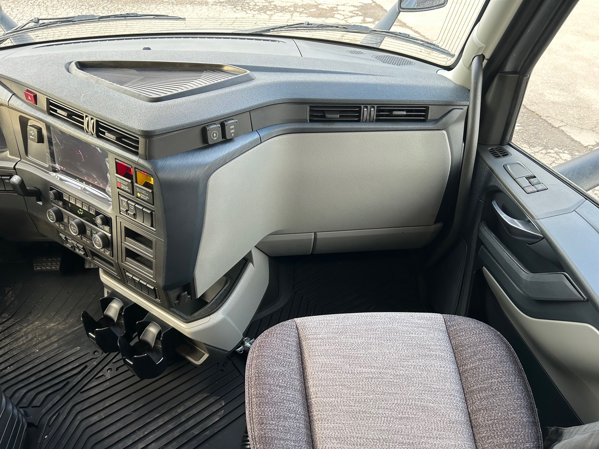 2026 Volvo - image 7