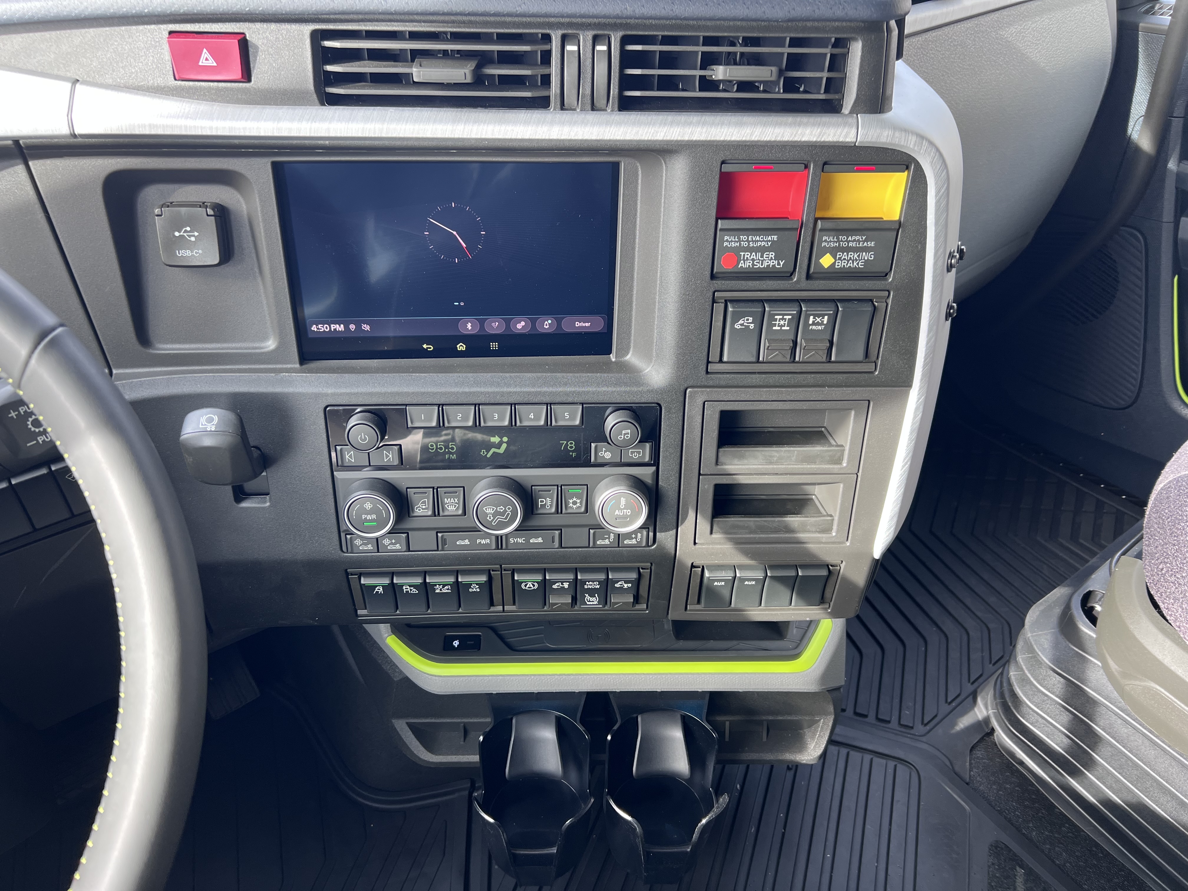 2026 Volvo - image 13