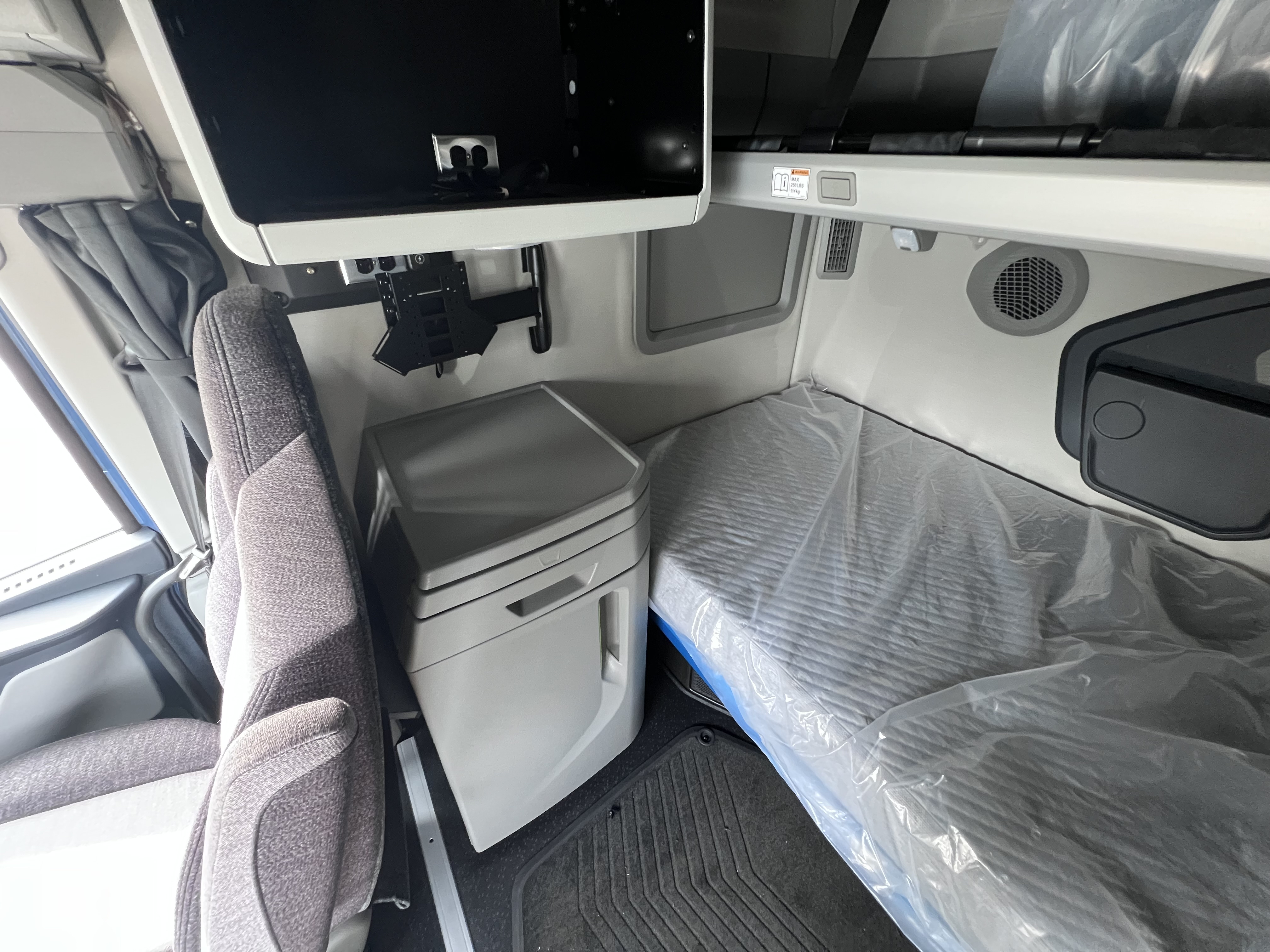 2026 Volvo - image 15