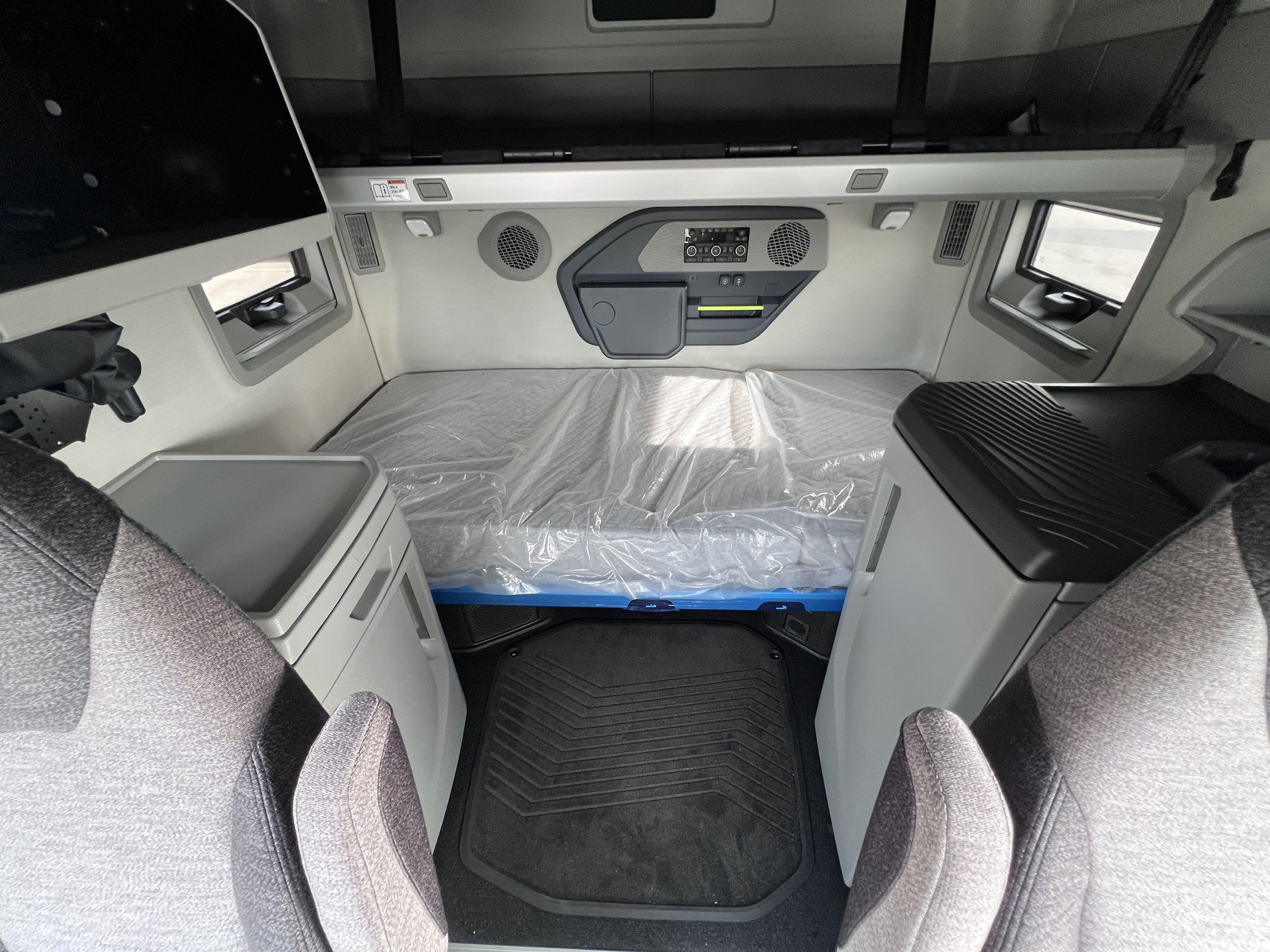 2026 Volvo - image 14