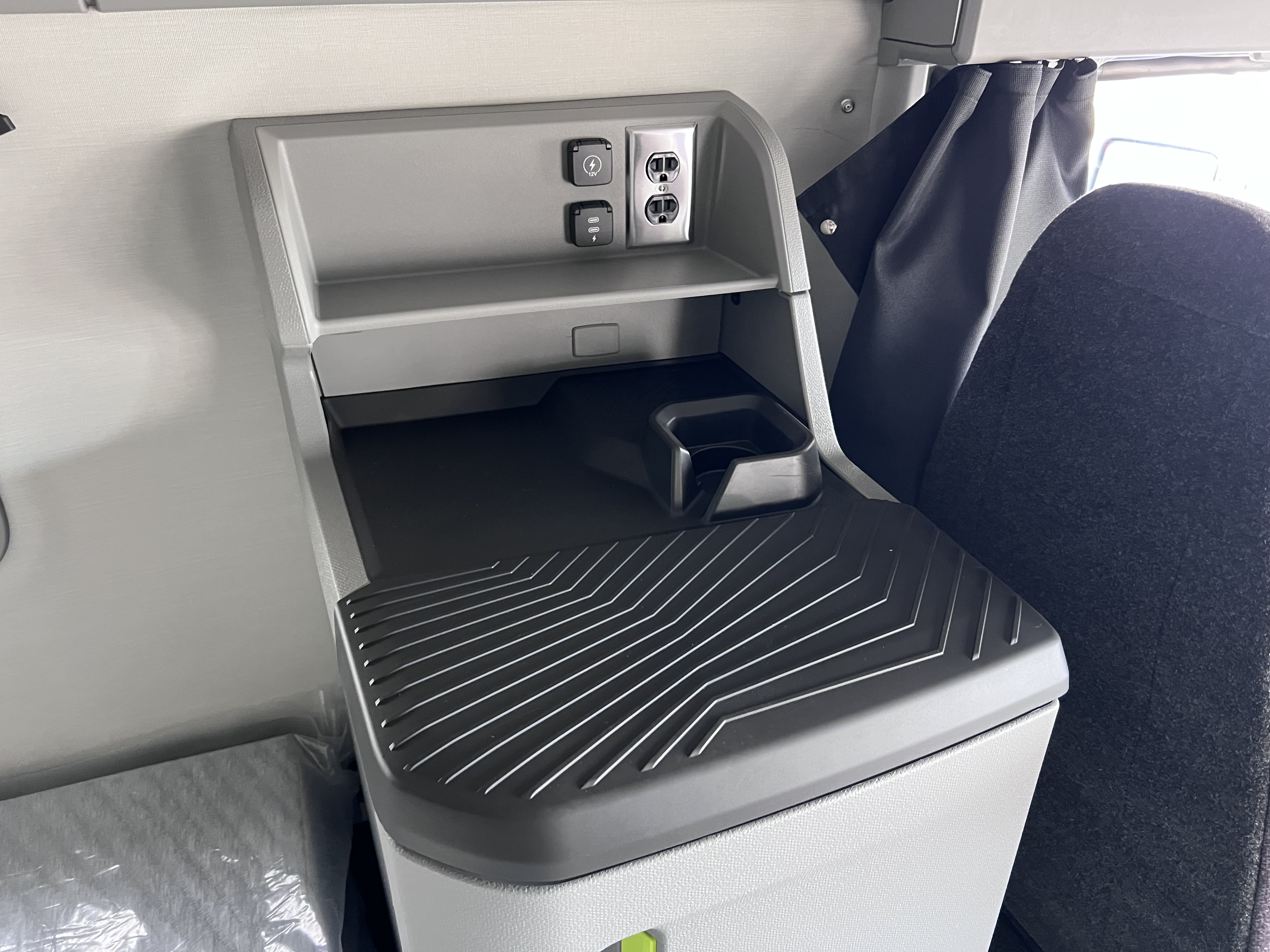 2026 Volvo - image 18