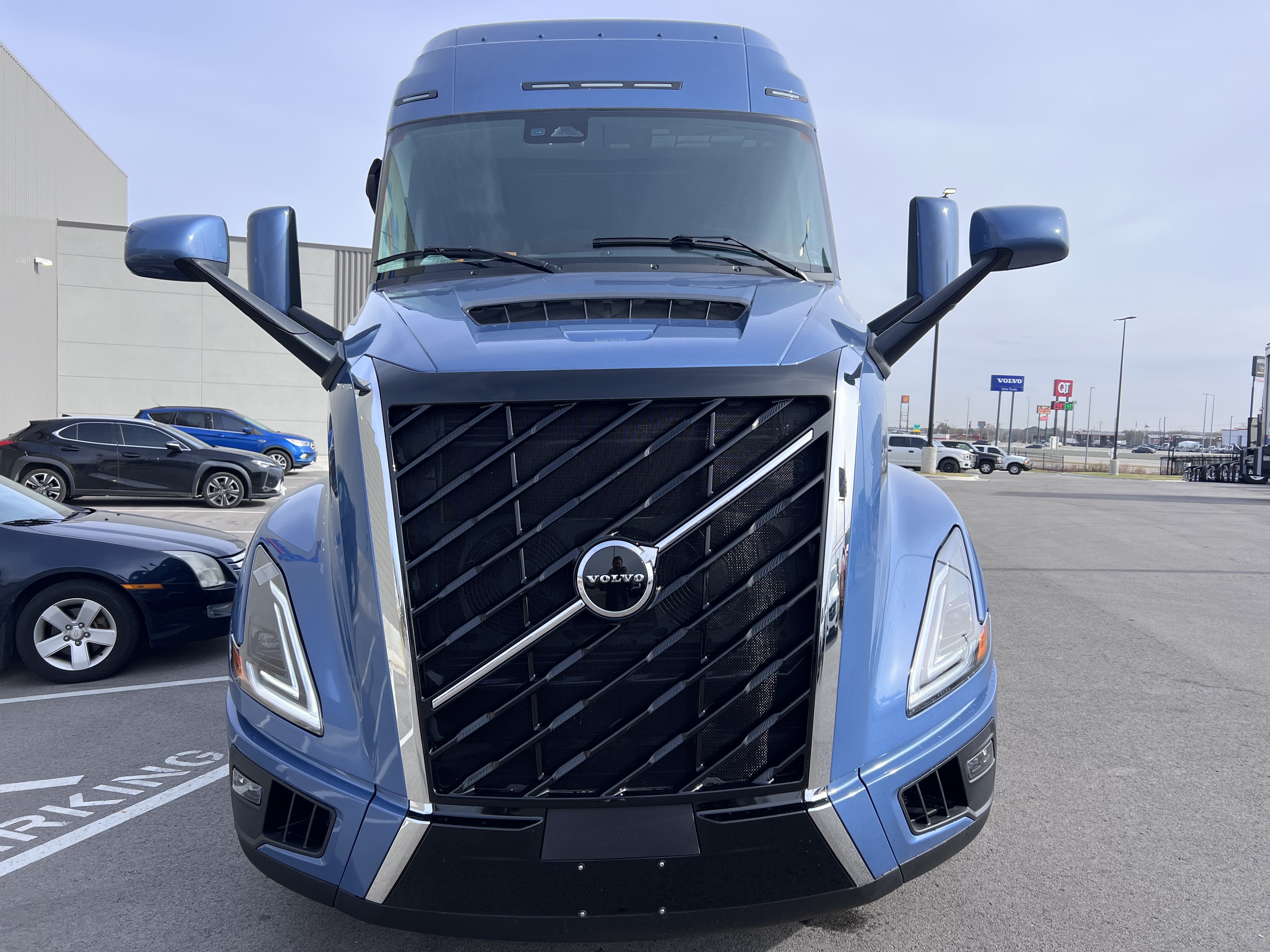 2026 Volvo - image 9