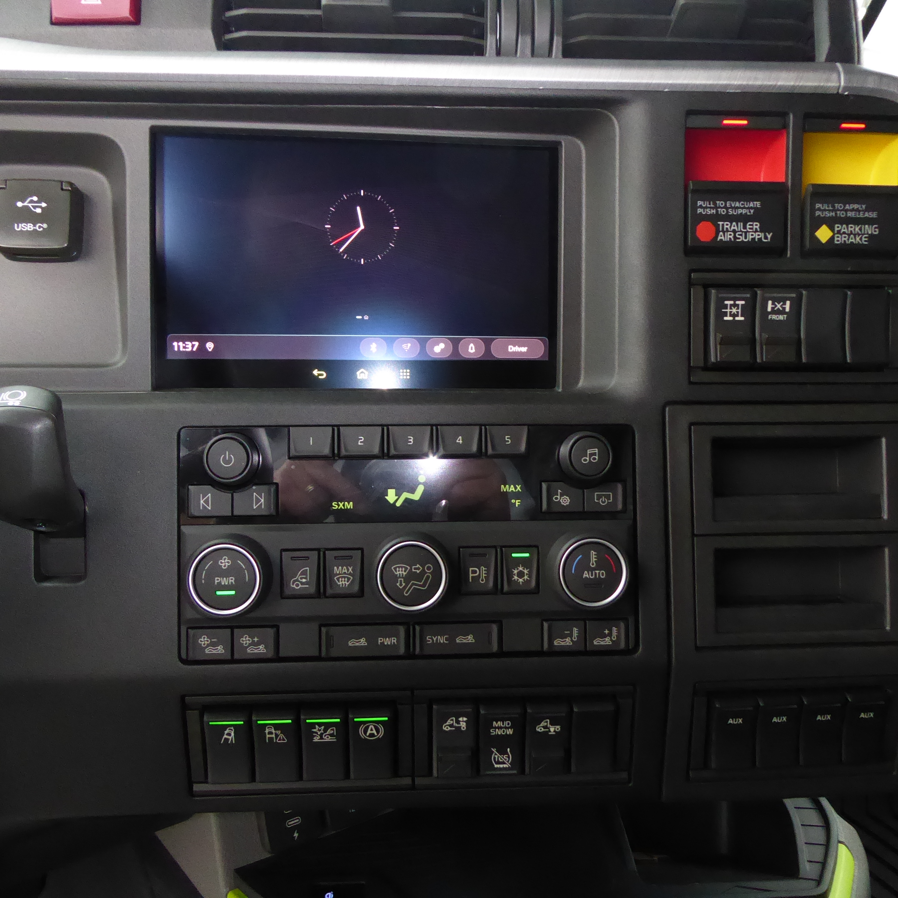 2026 Volvo - image 13