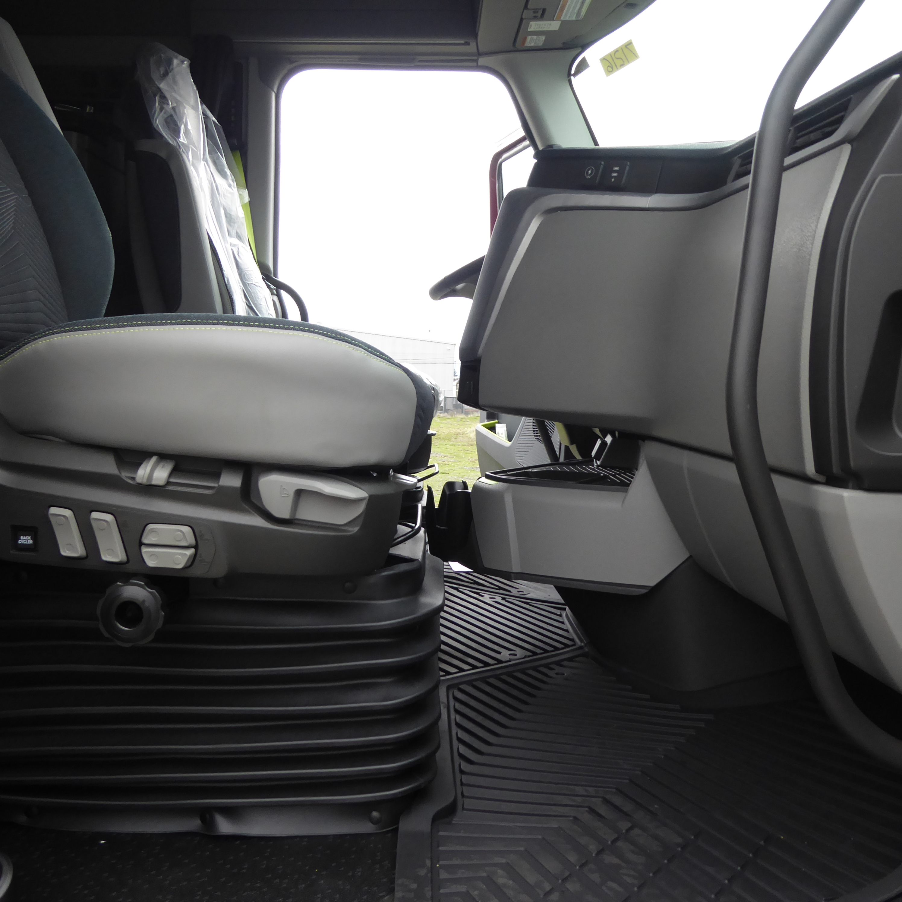 2026 Volvo - image 20