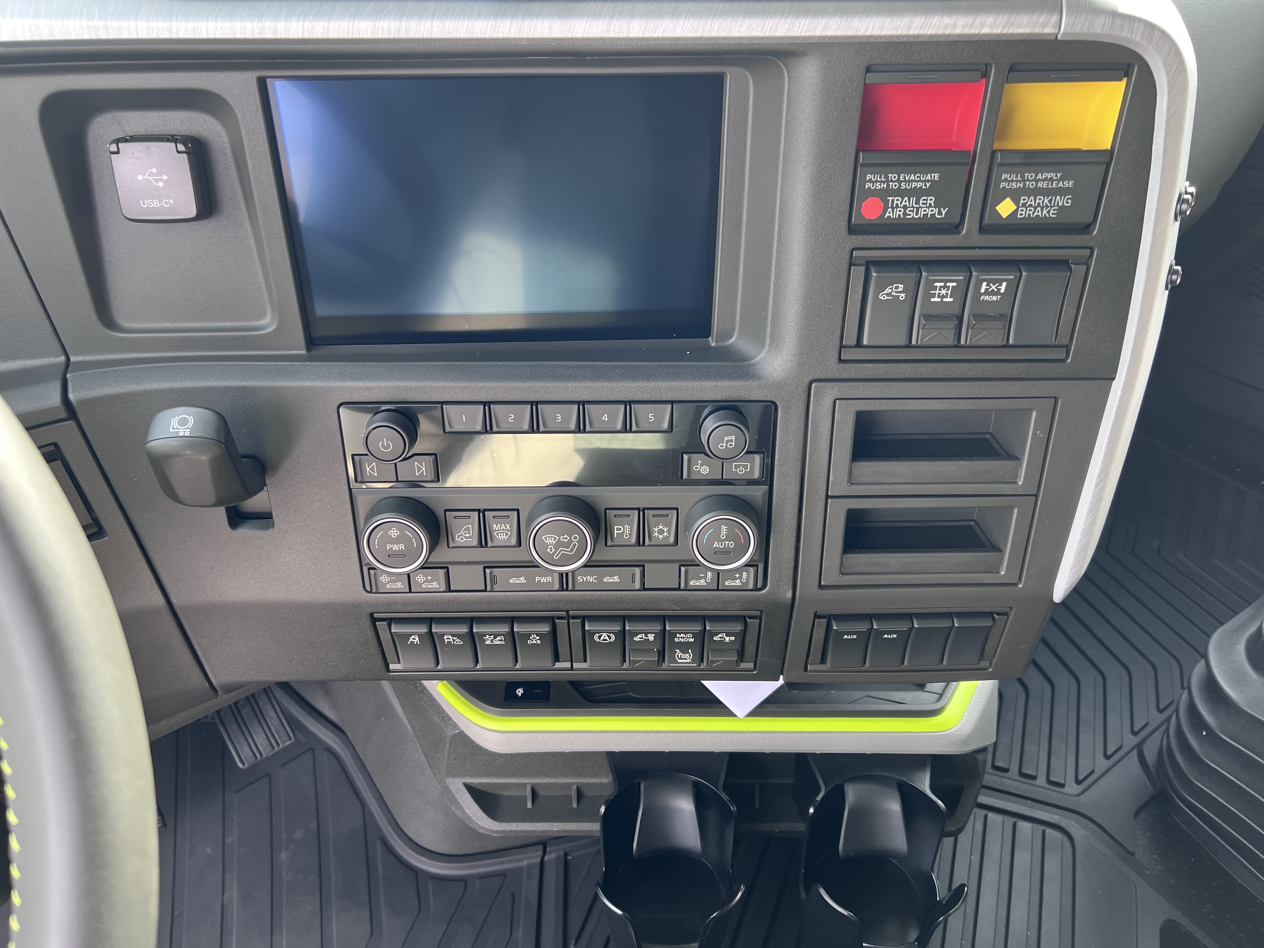 2026 Volvo - image 14