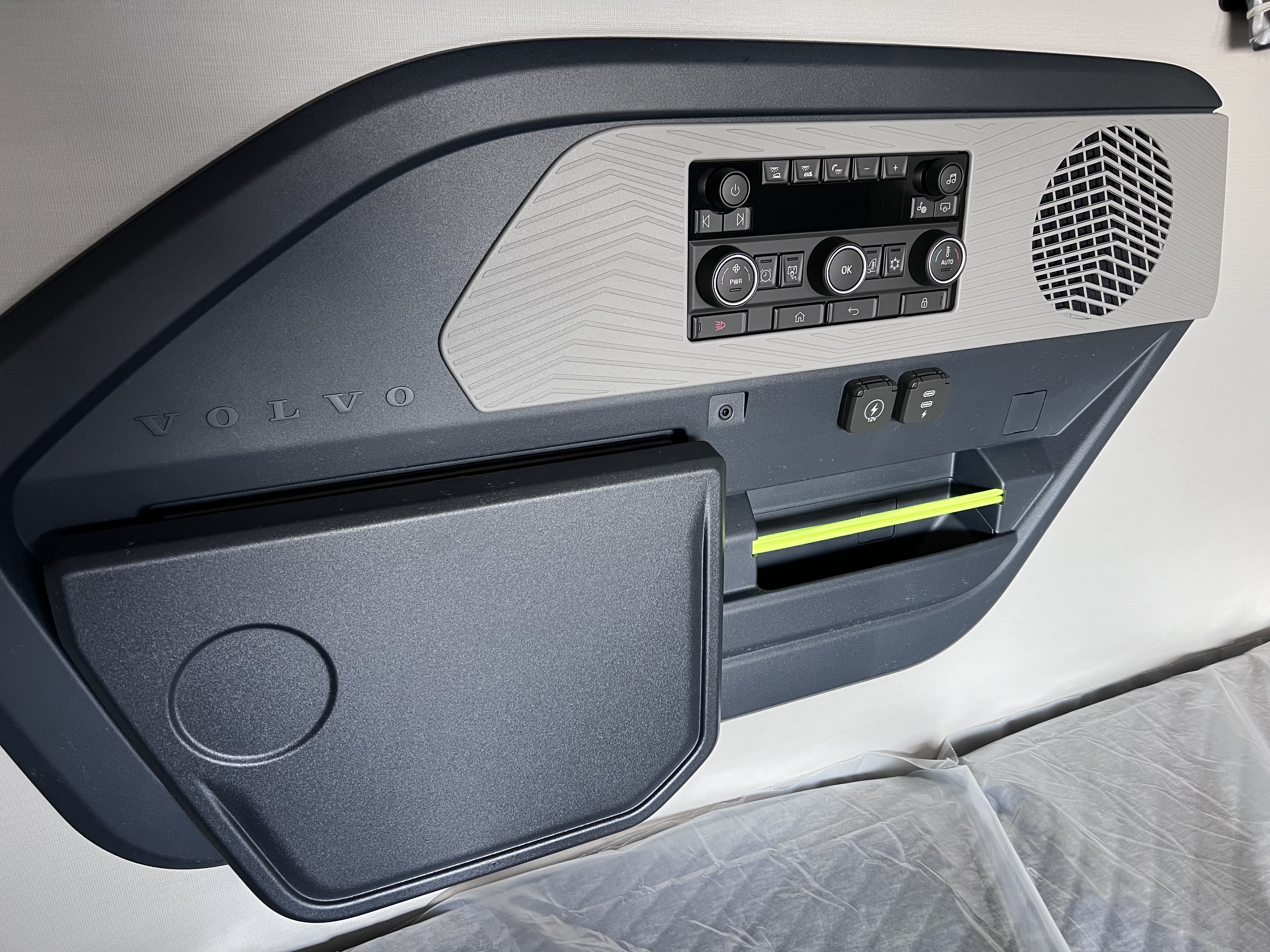 2026 Volvo - image 17