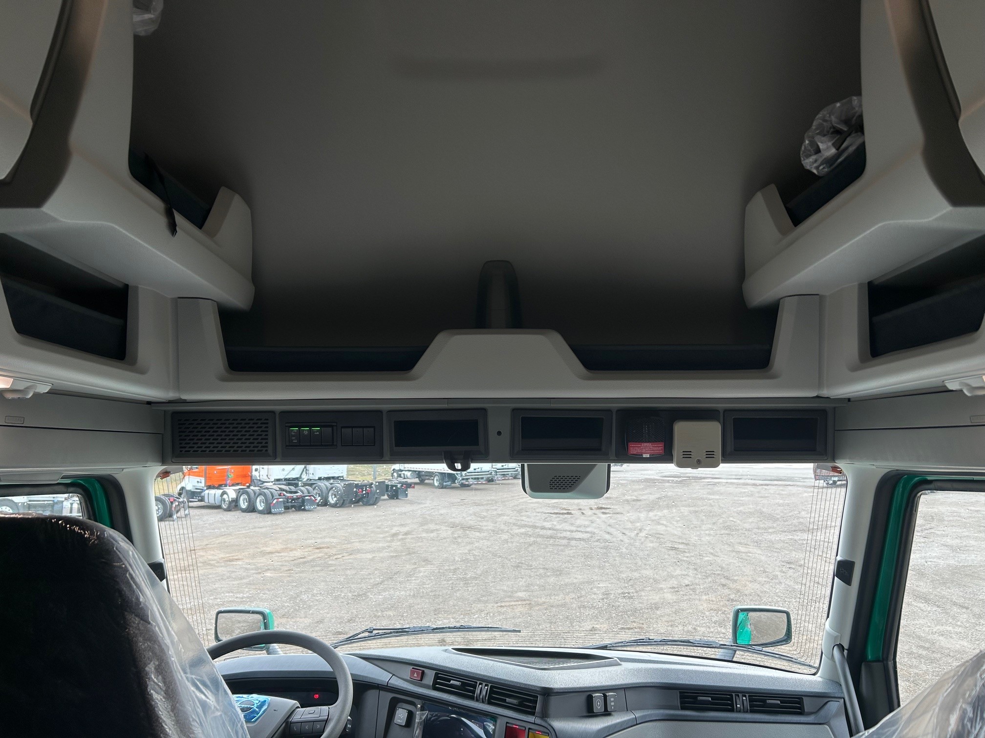 2026 Volvo - image 11