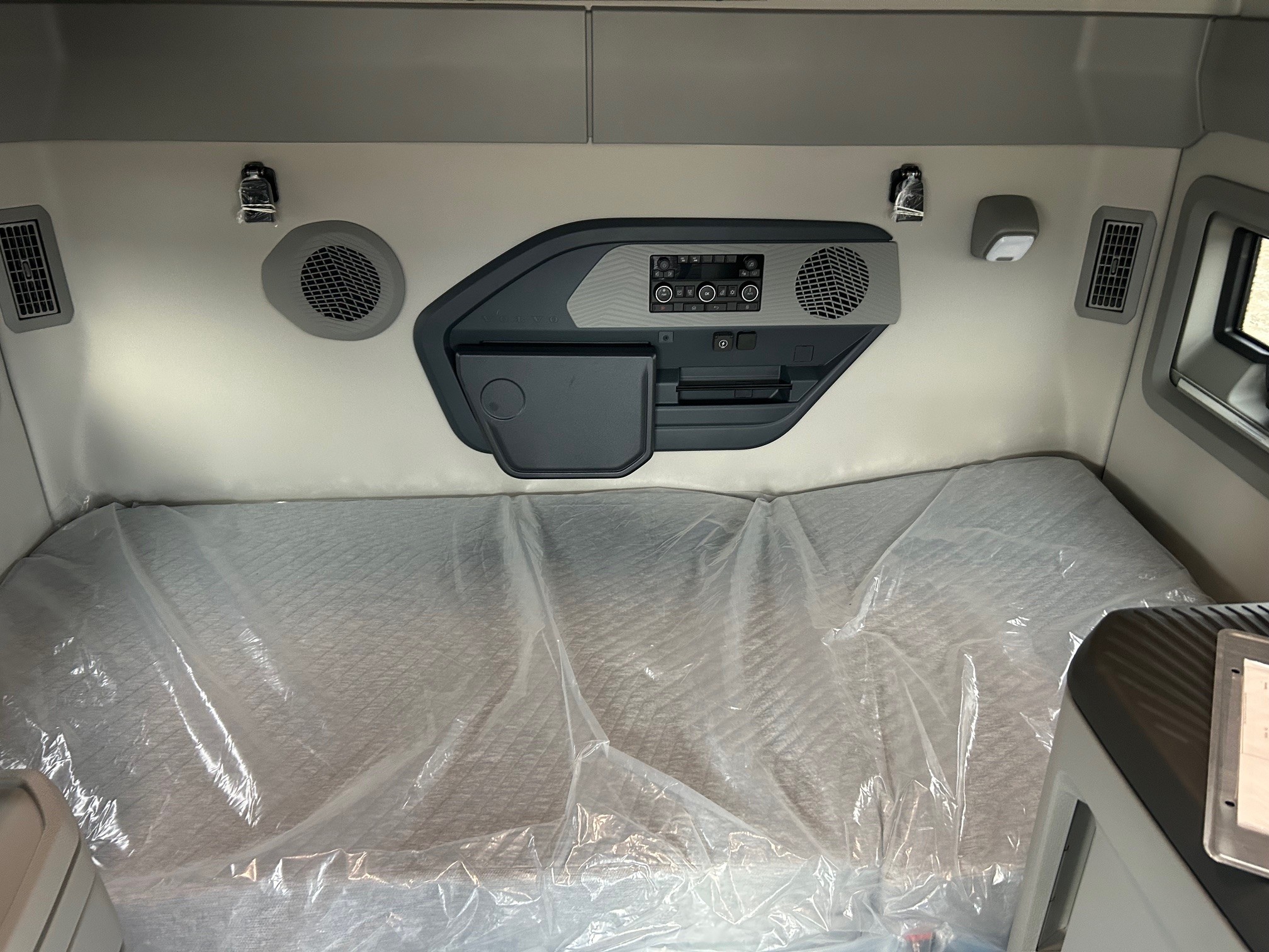 2026 Volvo - image 12