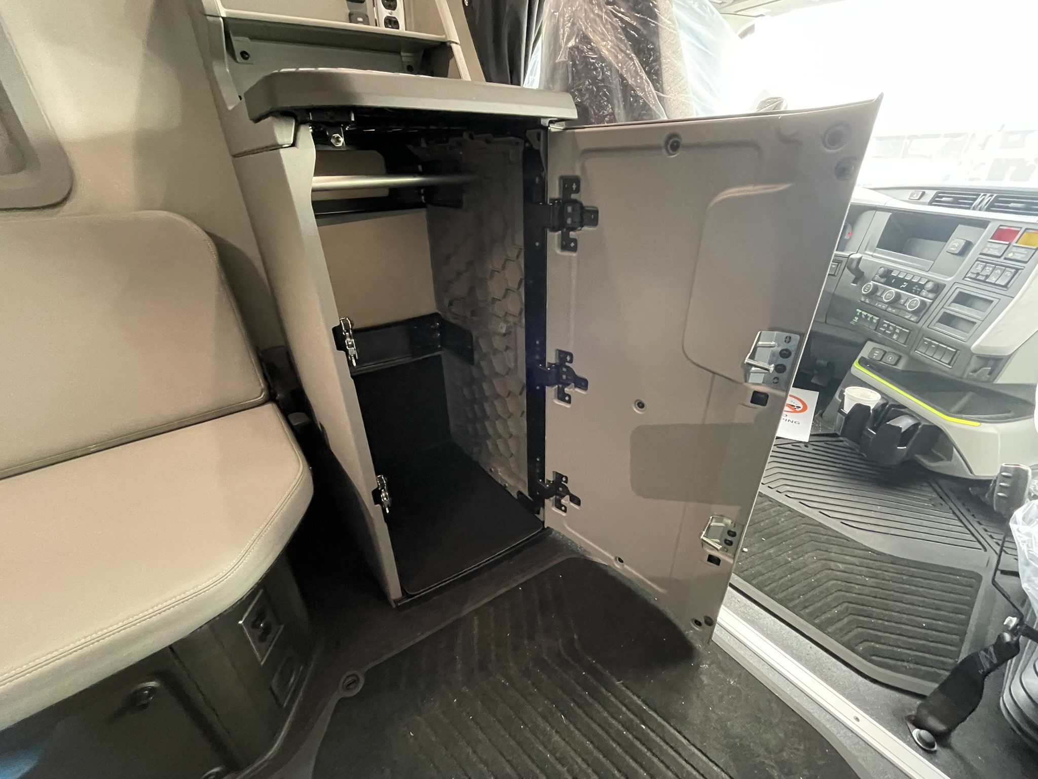 2026 Volvo - image 28