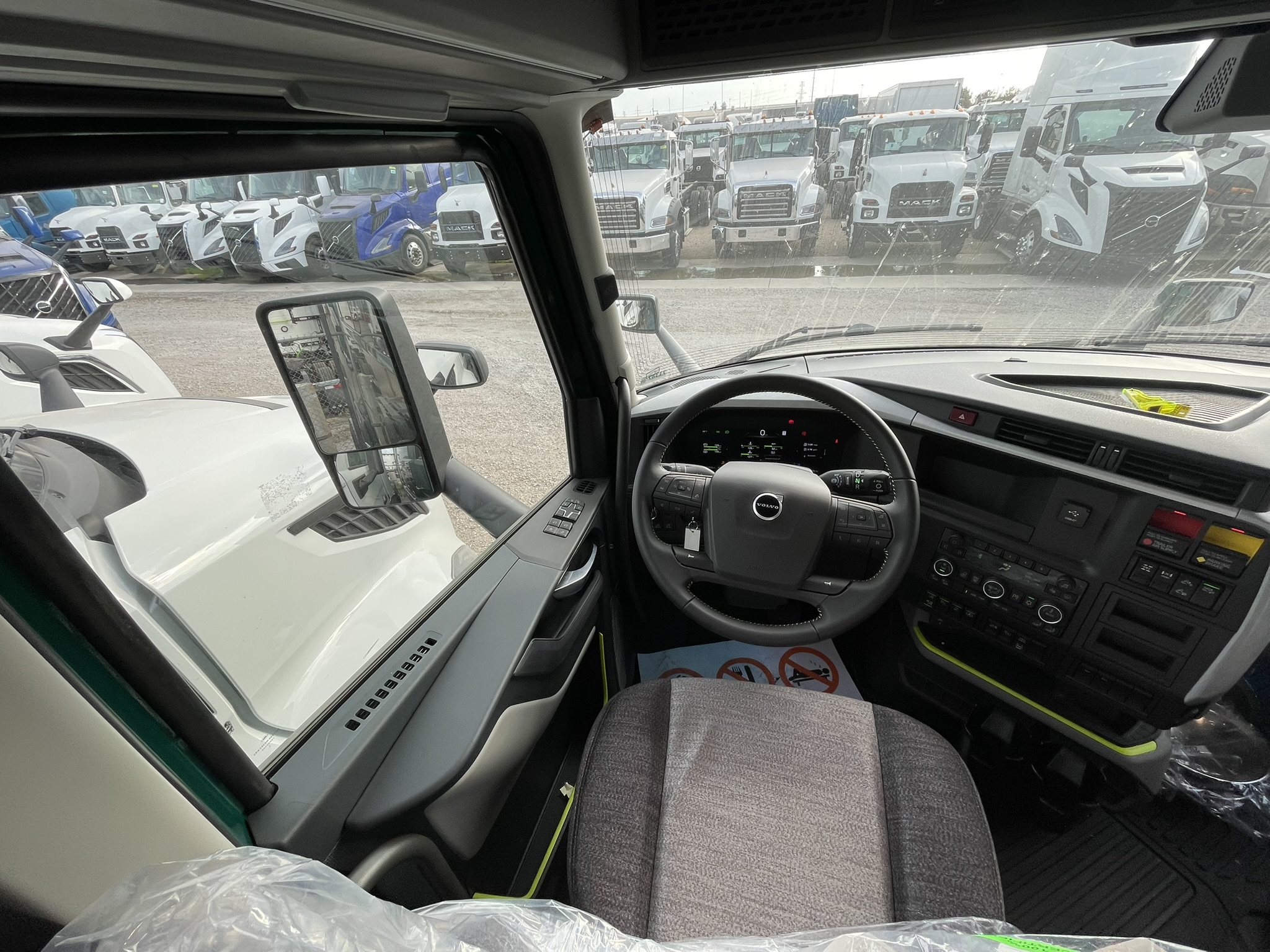 2026 Volvo - image 15