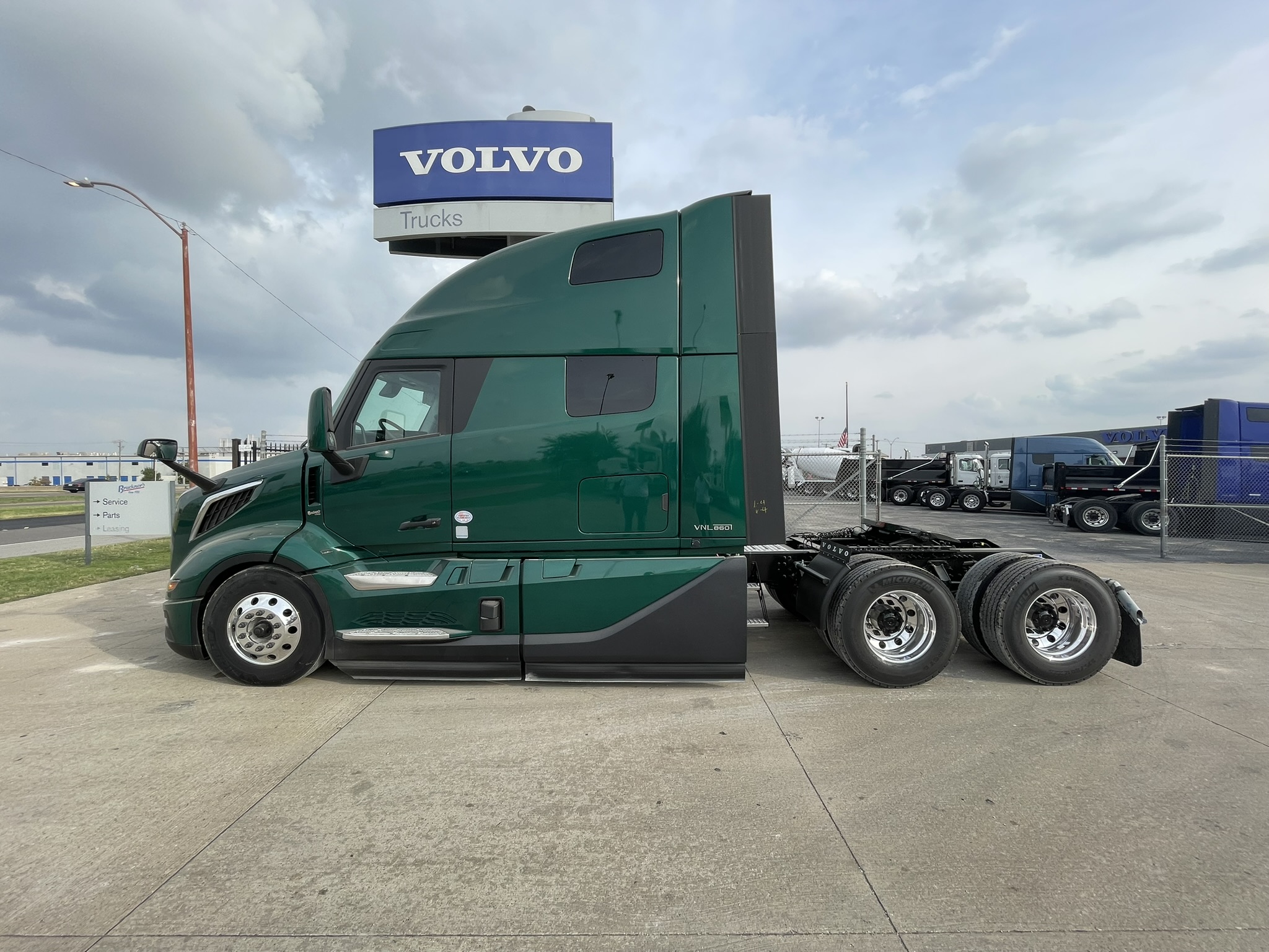 2026 Volvo - image 8