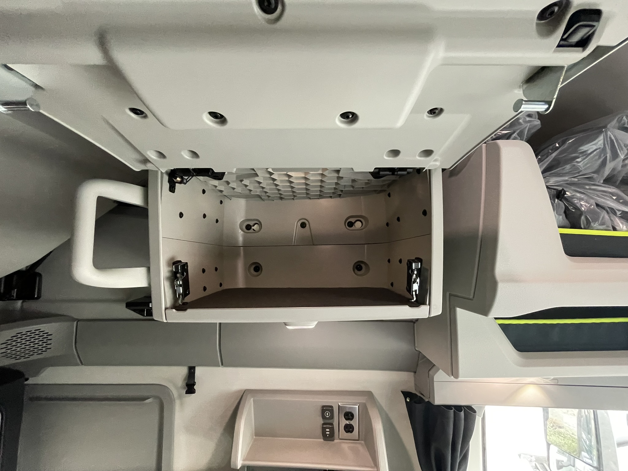 2026 Volvo - image 26