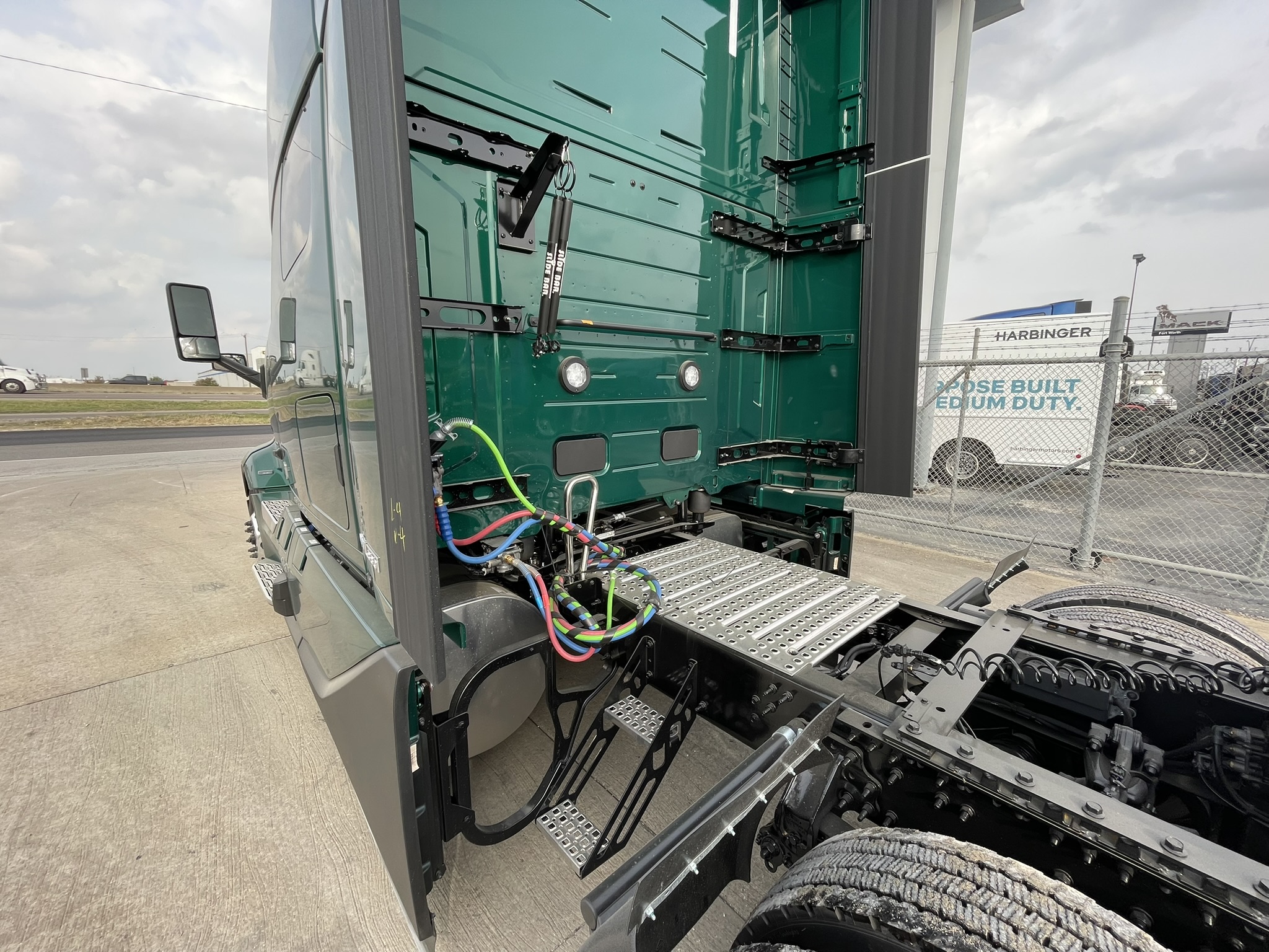 2026 Volvo - image 7