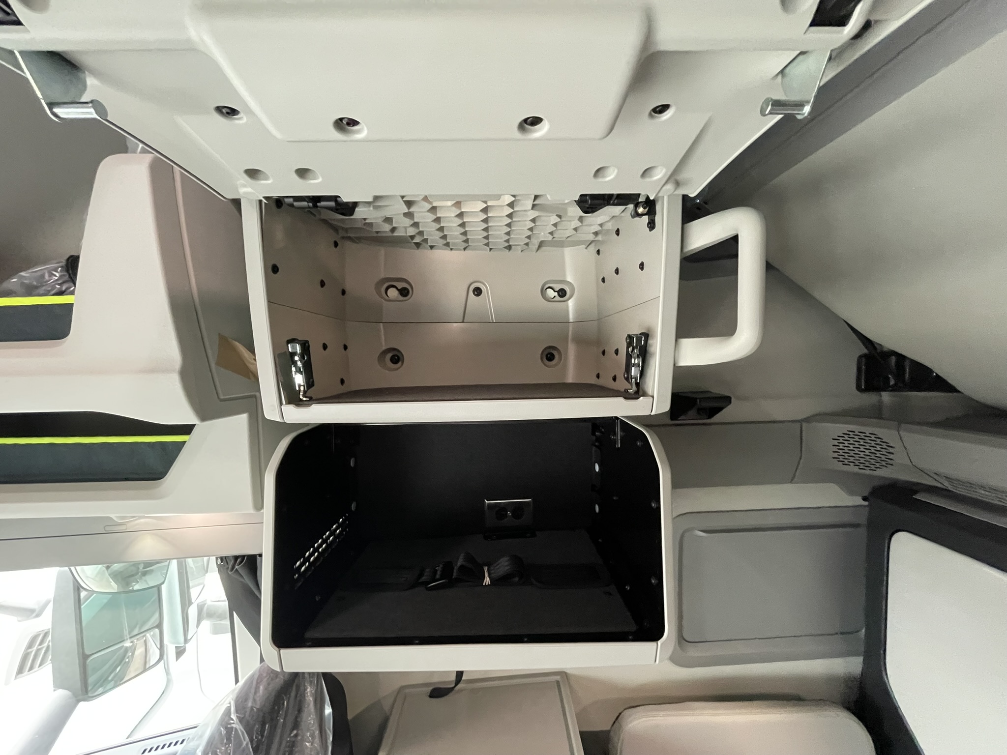 2026 Volvo - image 23