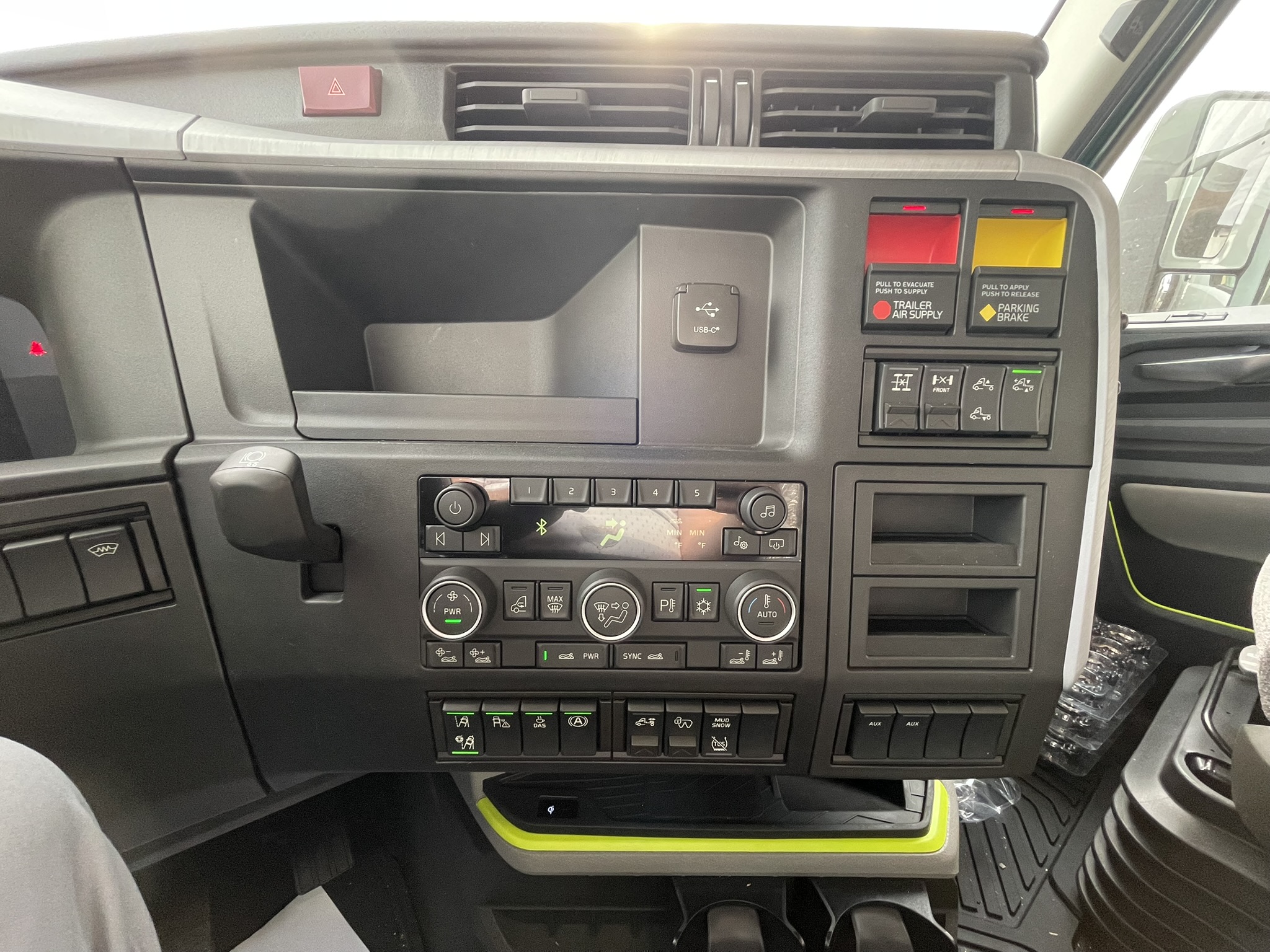 2026 Volvo - image 17