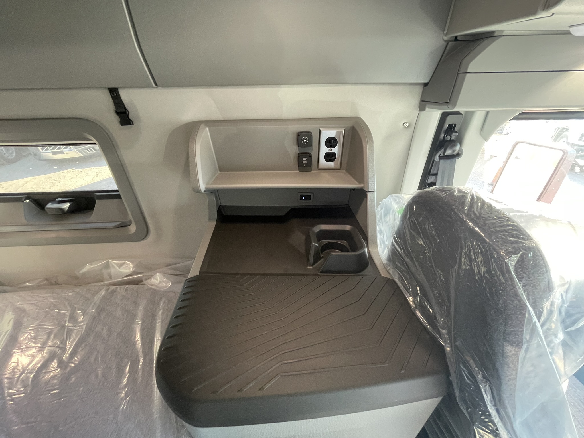 2026 Volvo - image 25