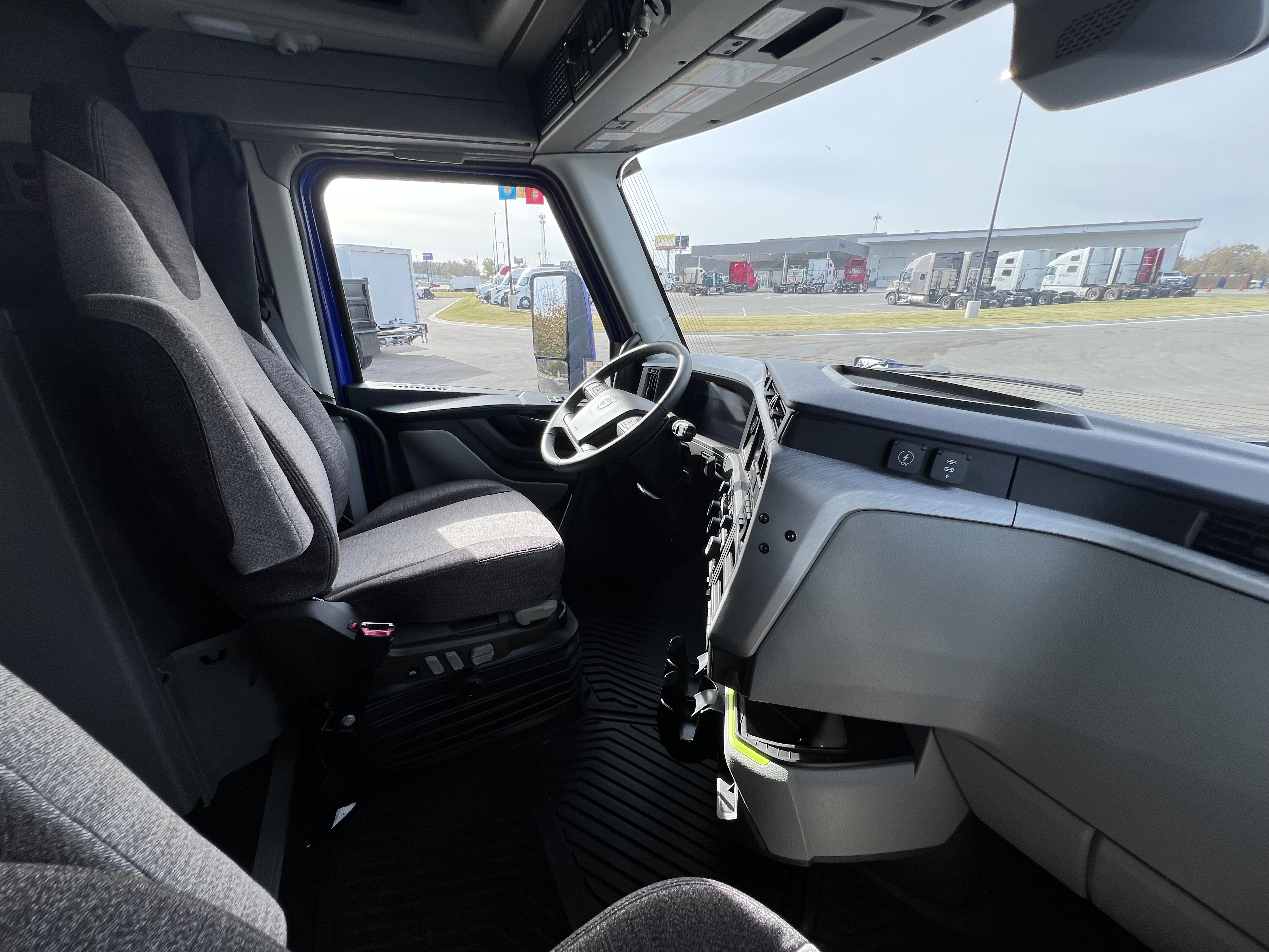 2026 Volvo - image 15