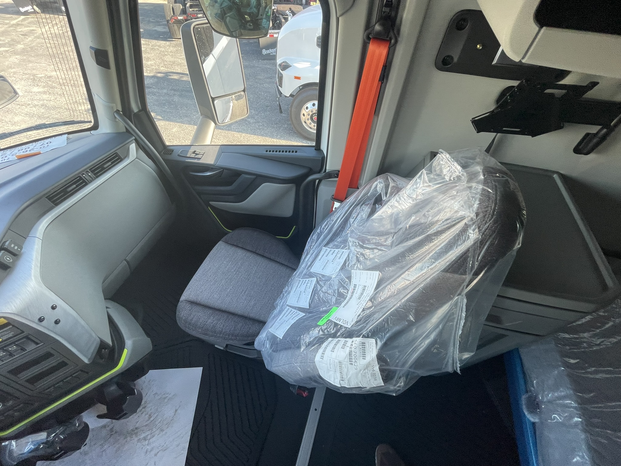 2026 Volvo - image 20