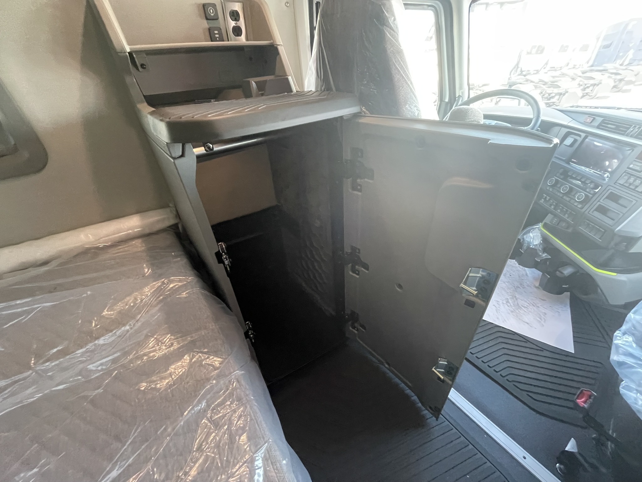 2026 Volvo - image 30