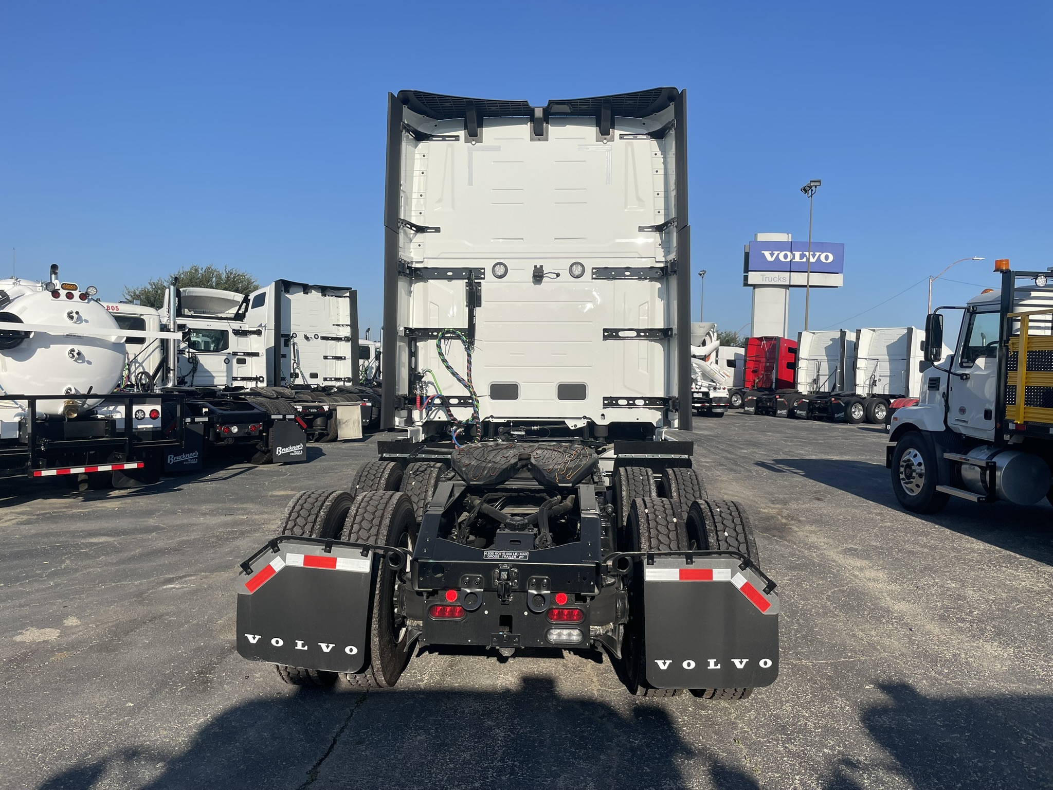 2026 Volvo - image 5