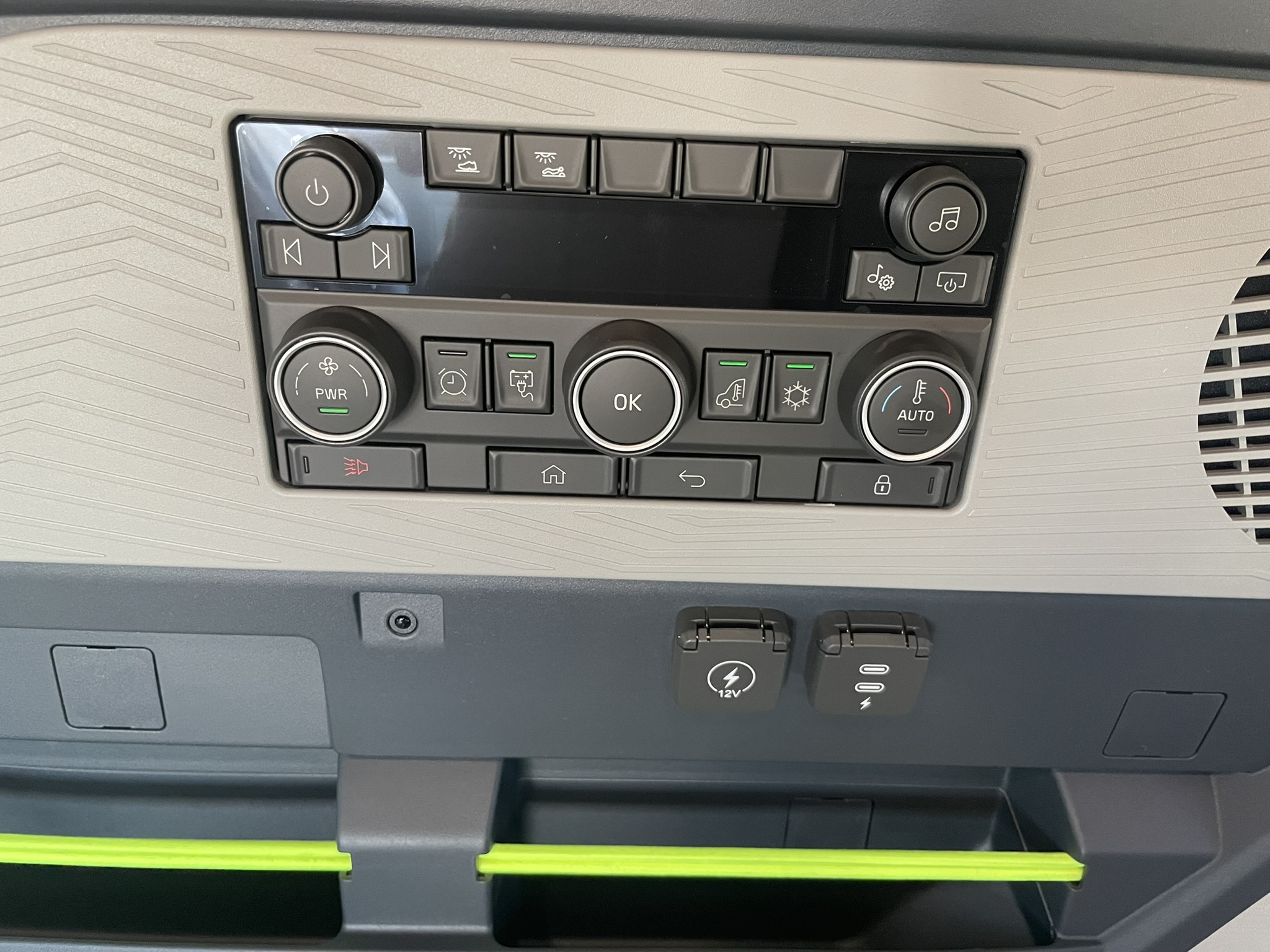 2026 Volvo - image 25