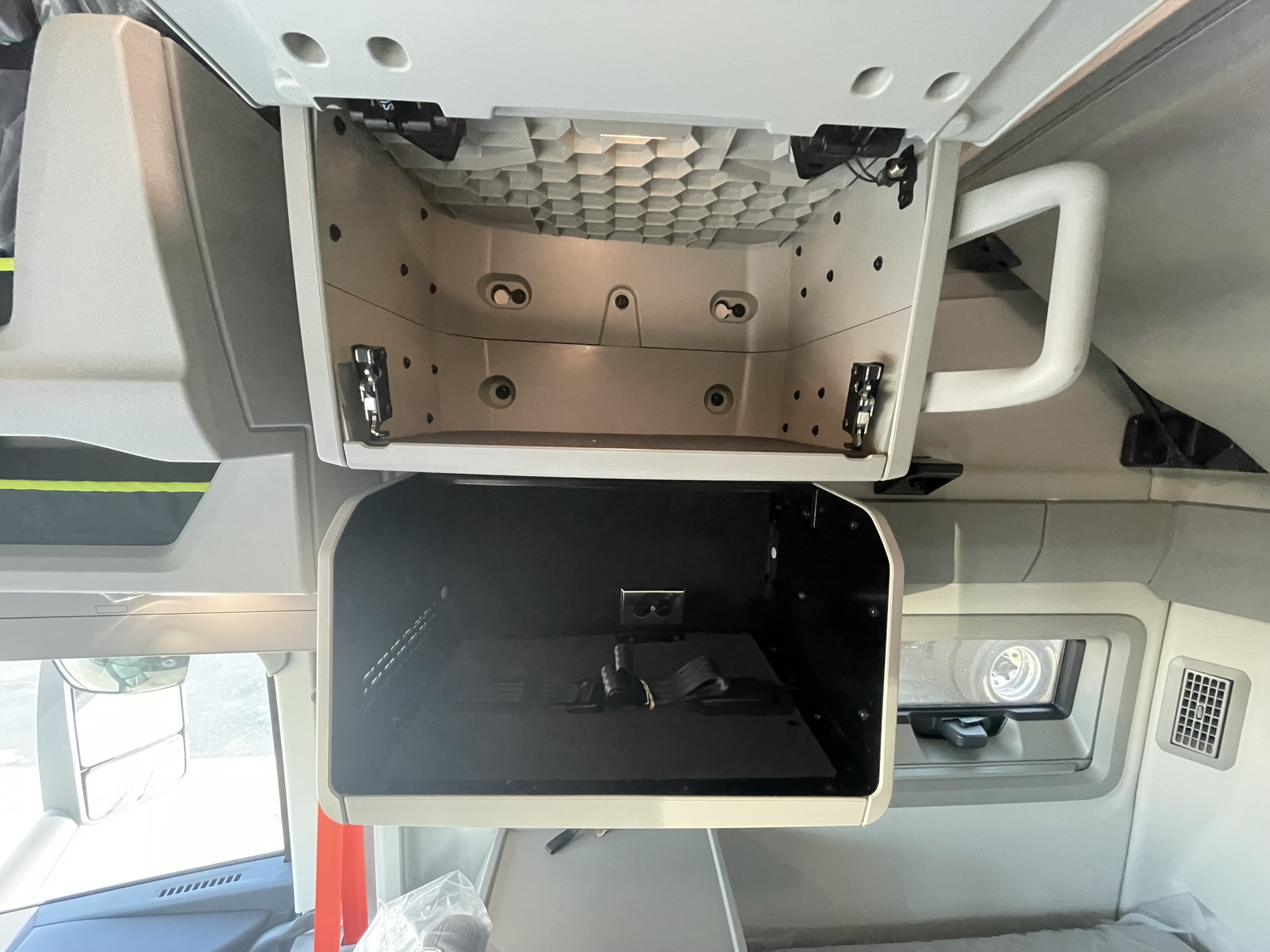 2026 Volvo - image 24