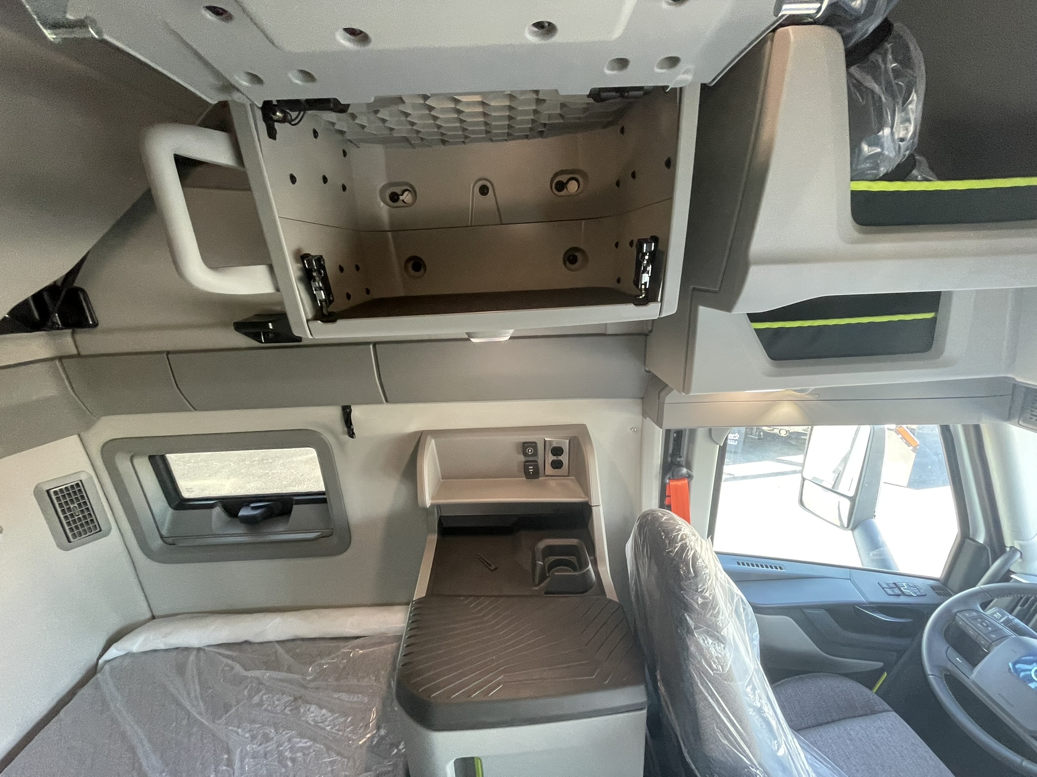 2026 Volvo - image 27