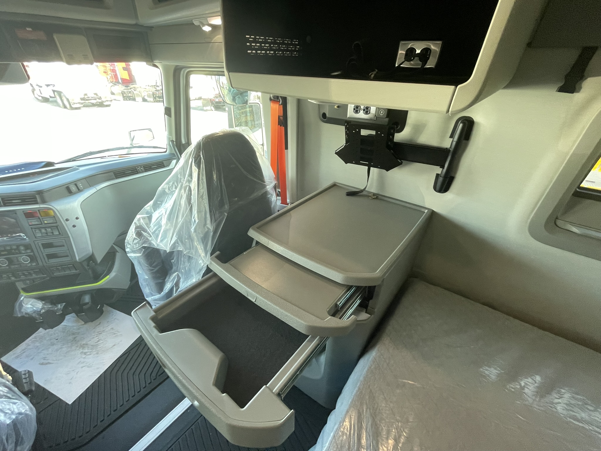 2026 Volvo - image 25