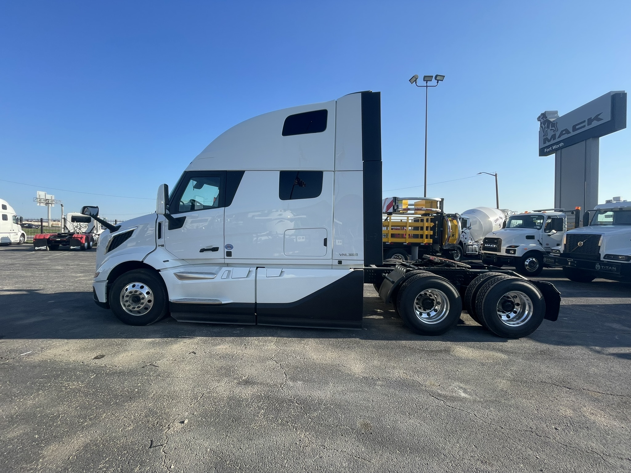 2026 Volvo - image 8