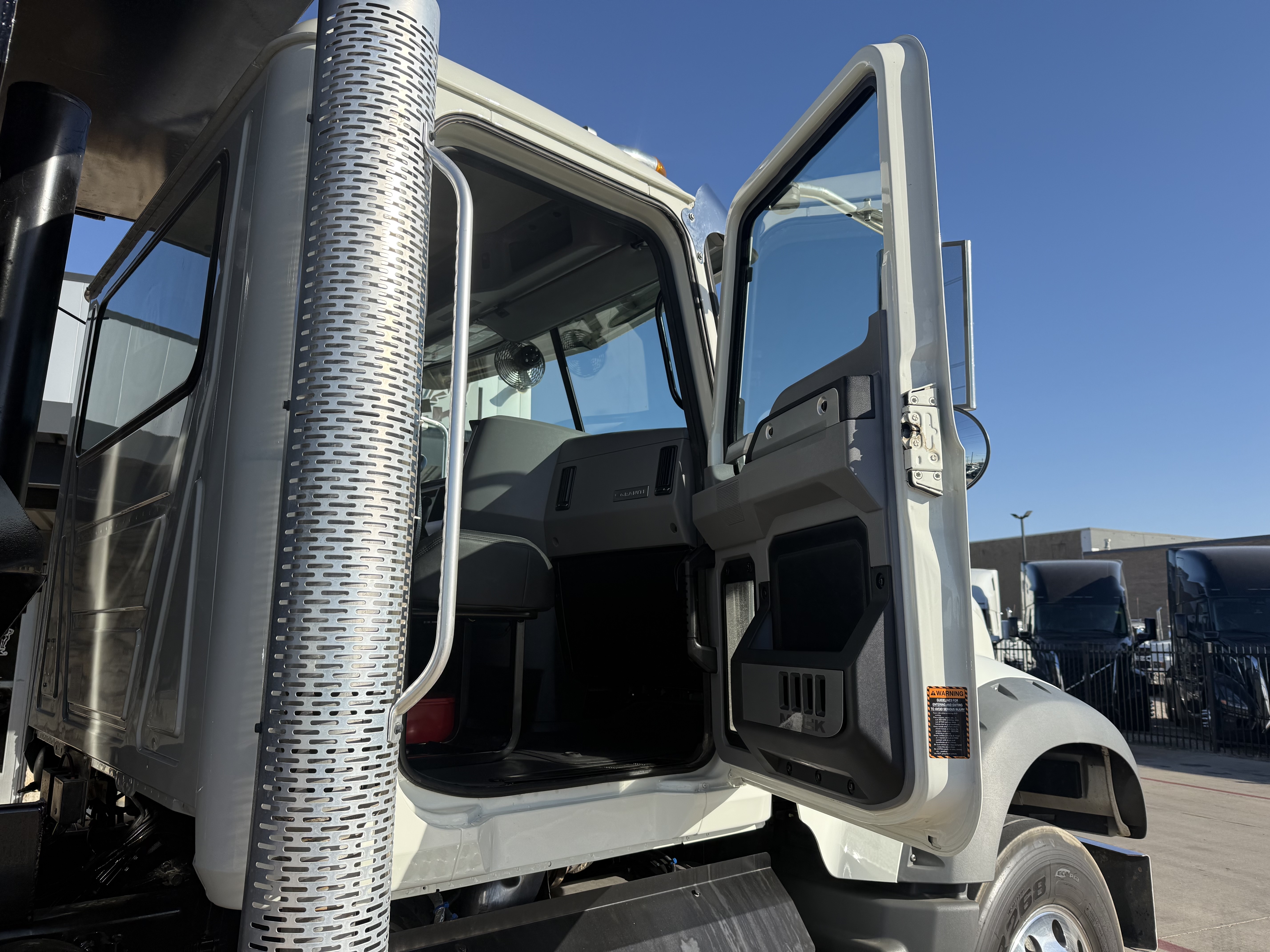 2025 Mack Granite - image 23