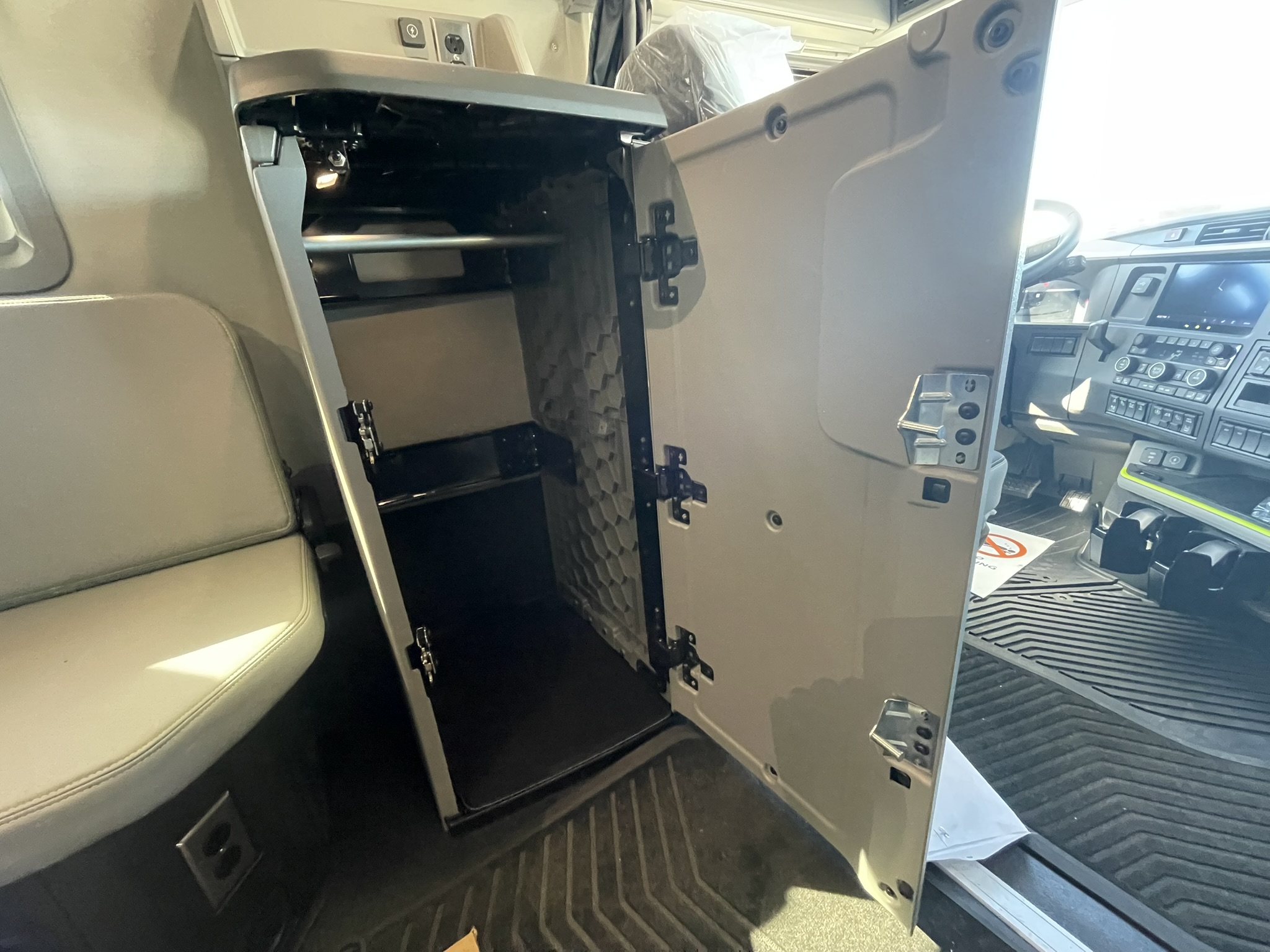 2026 Volvo - image 27