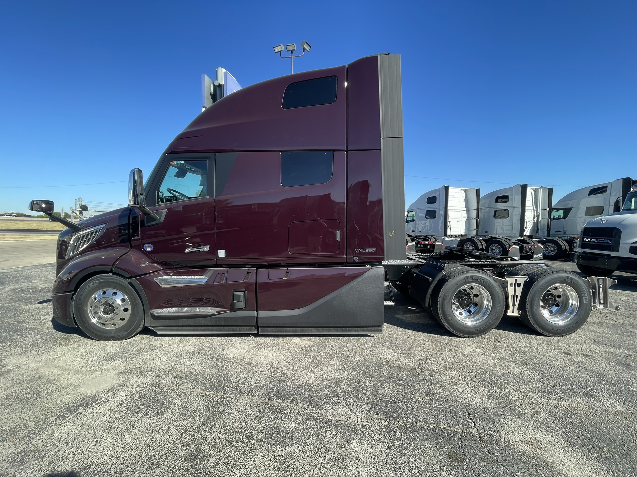 2026 Volvo - image 8