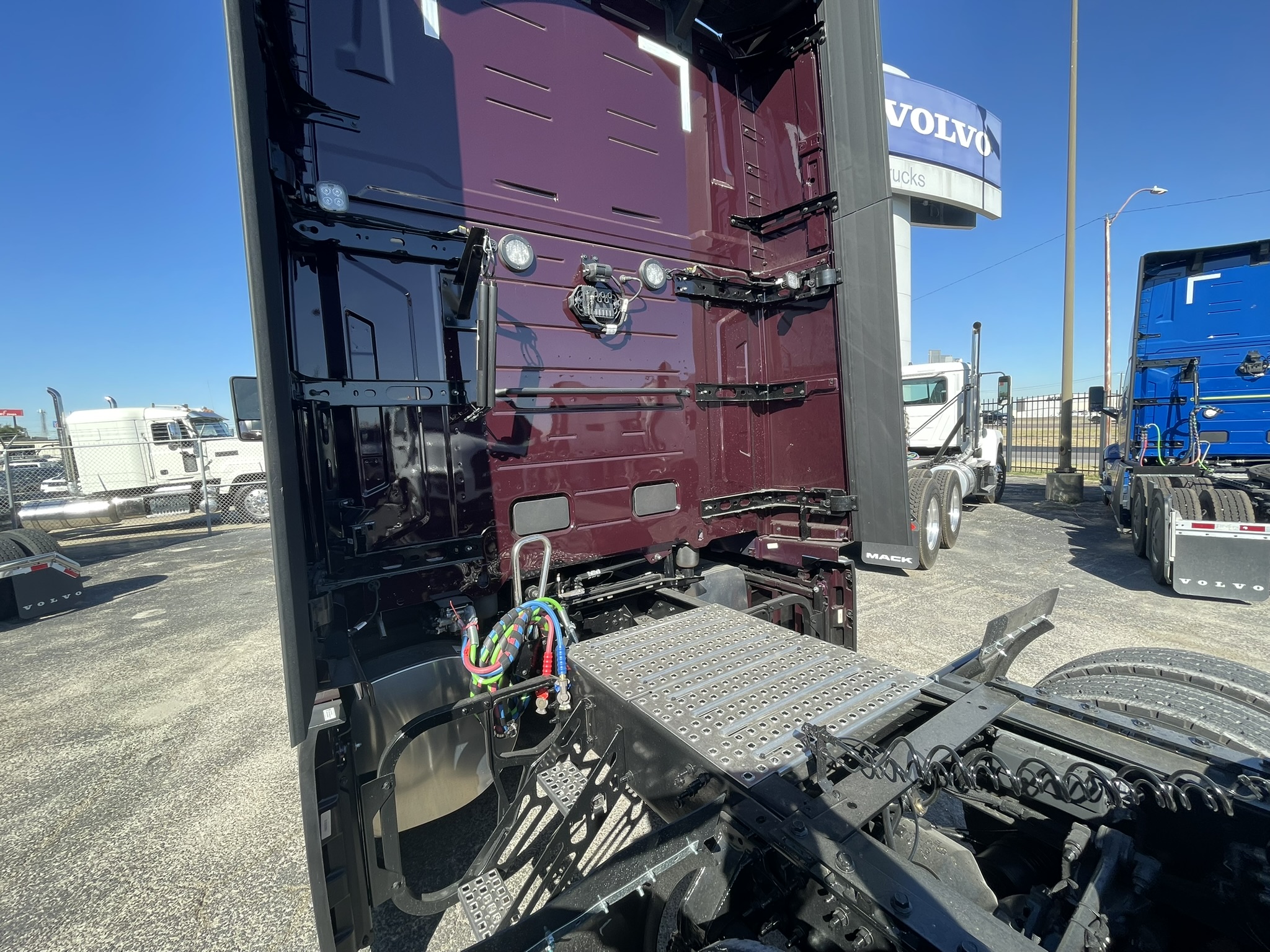 2026 Volvo - image 7