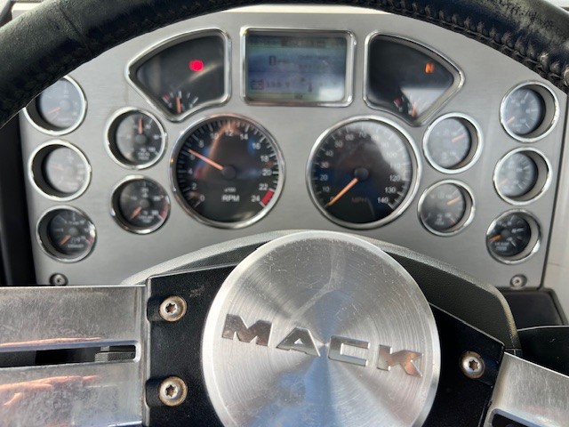 2018 Mack - image 12