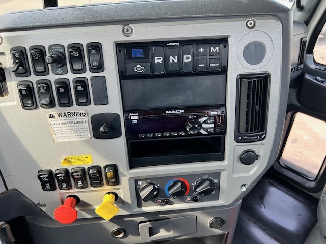2018 Mack - image 13