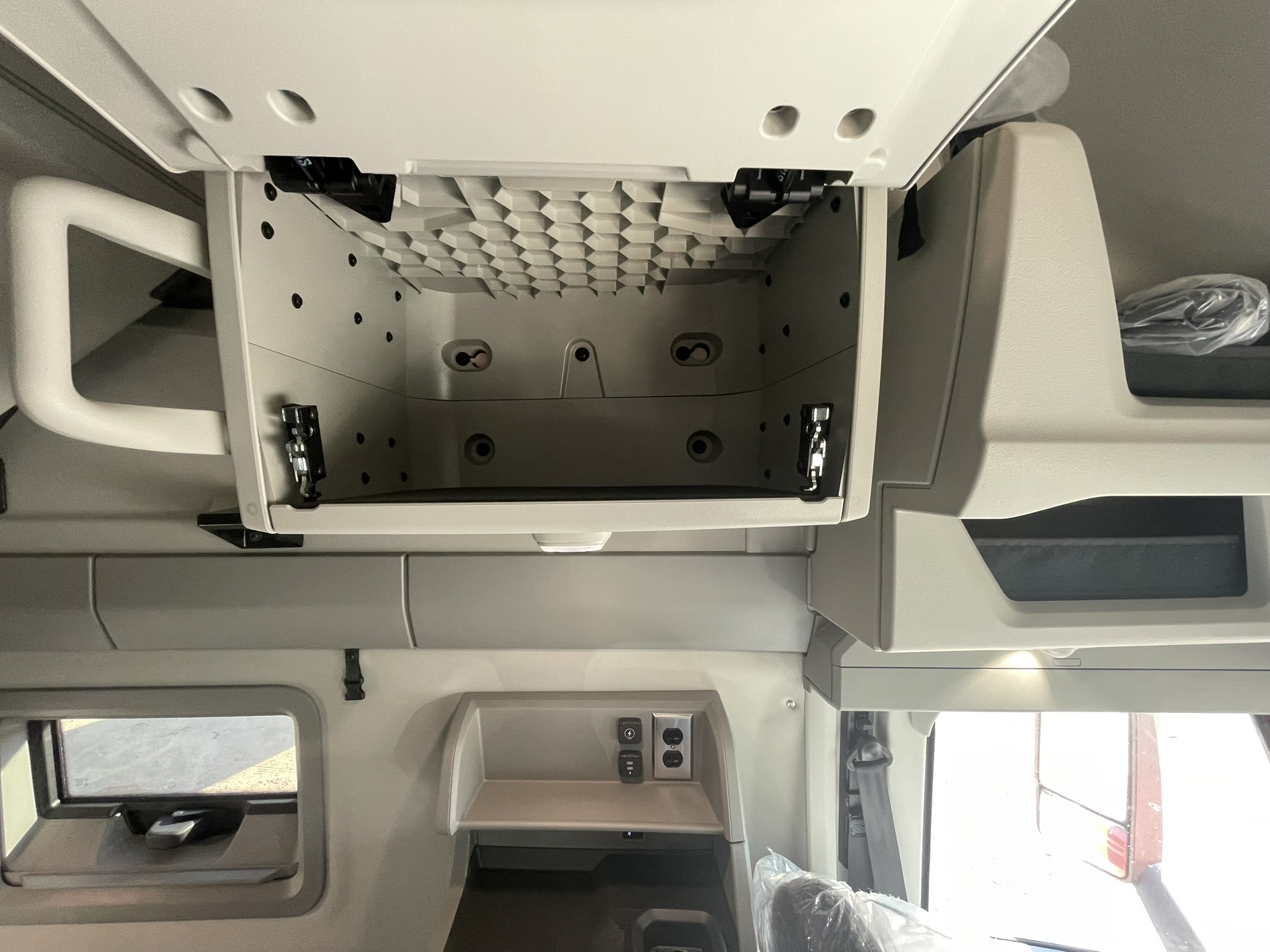 2026 Volvo - image 24