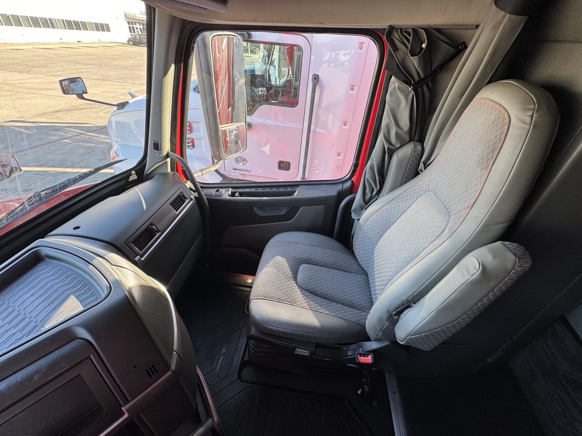 2021 Volvo - image 26