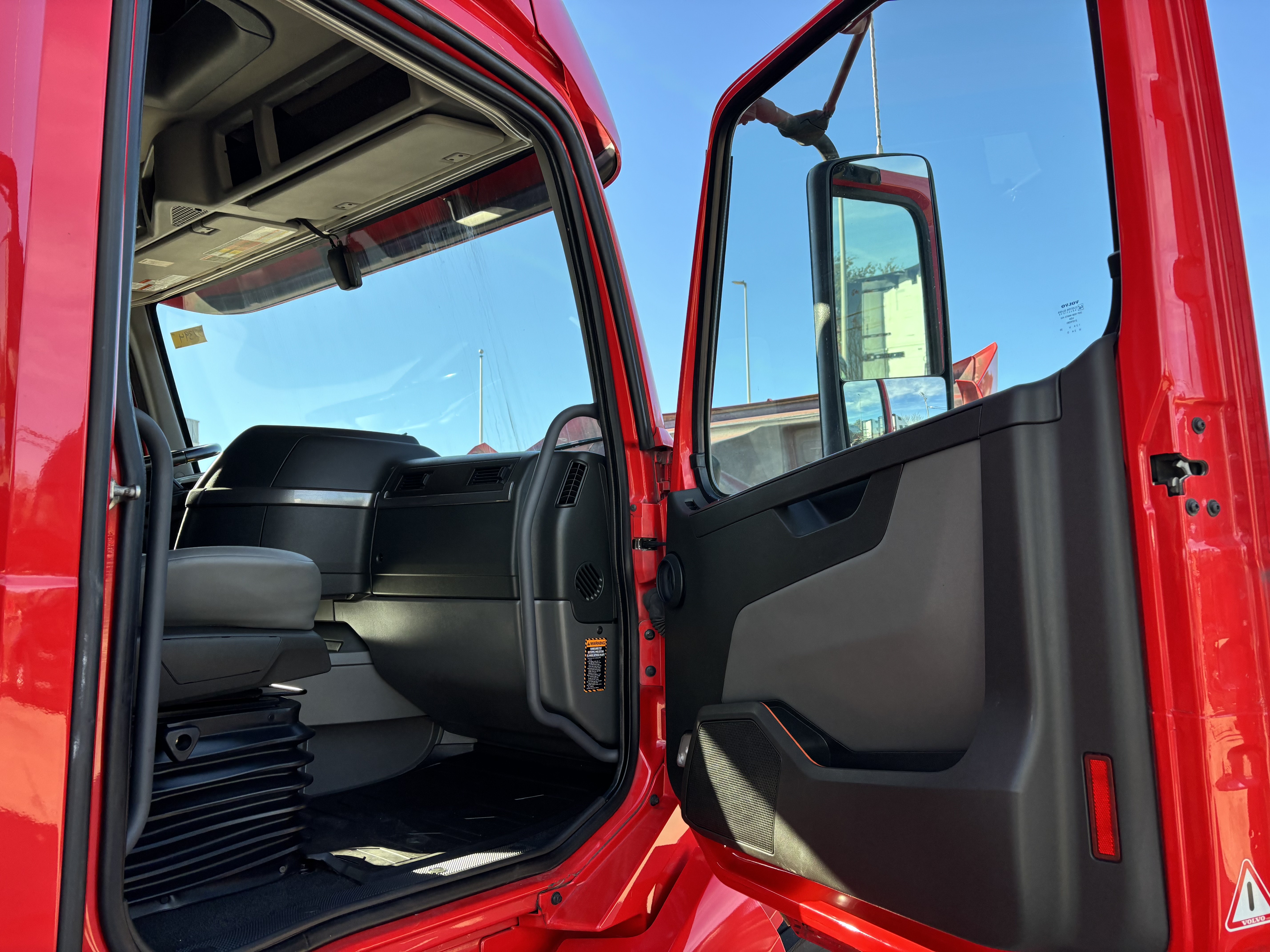 2021 Volvo - image 18