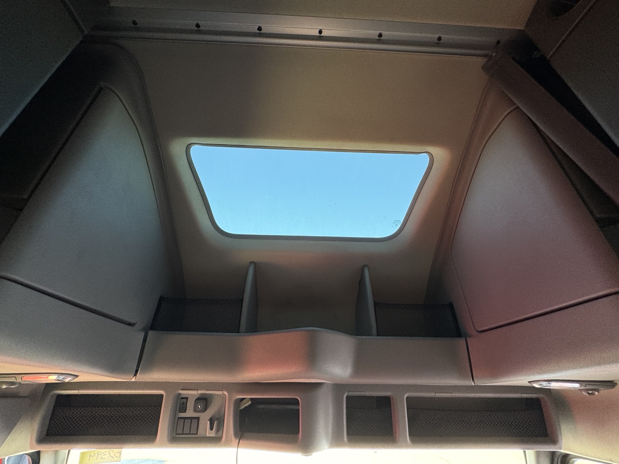 2021 Volvo - image 28