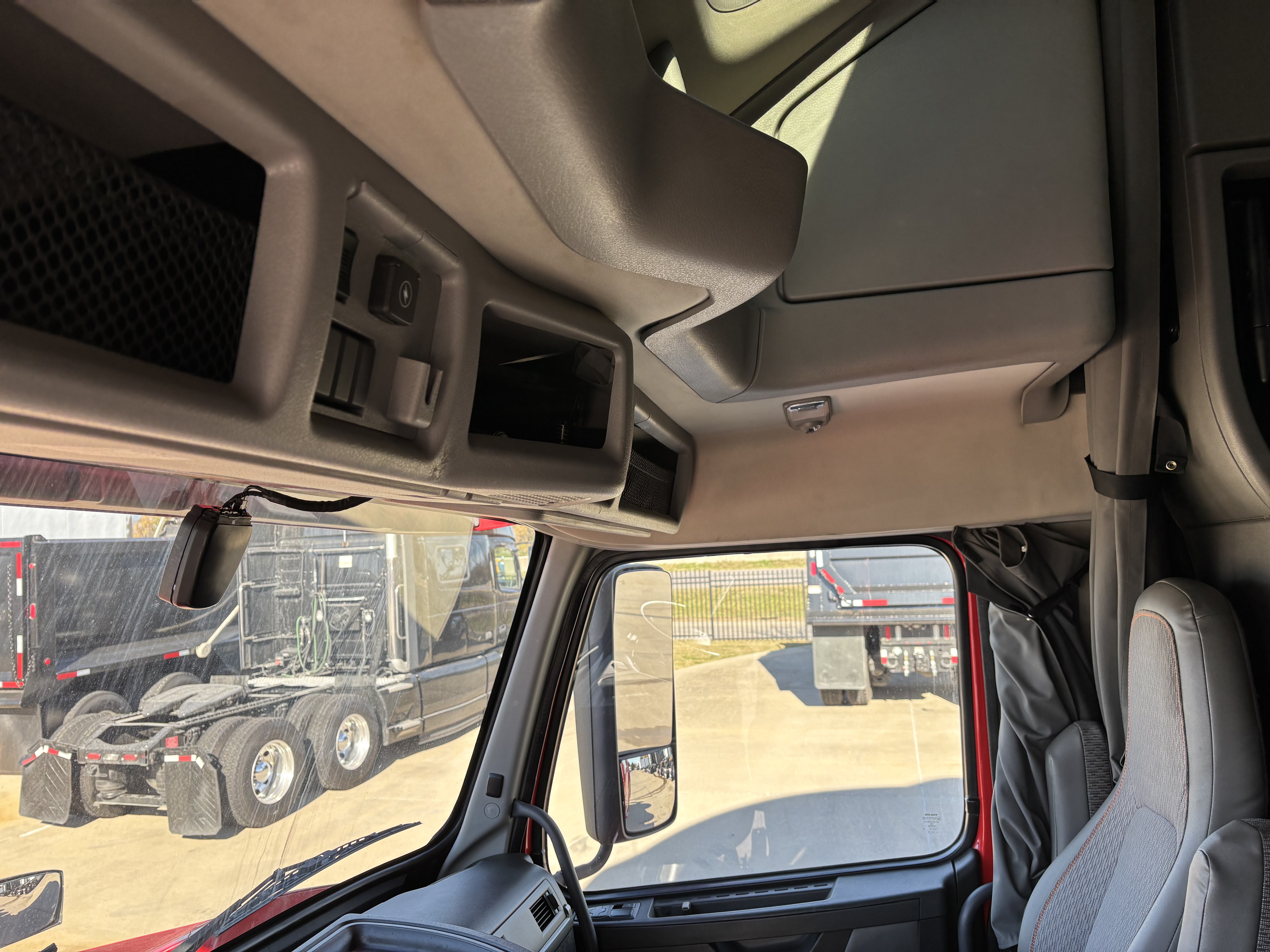 2021 Volvo - image 27