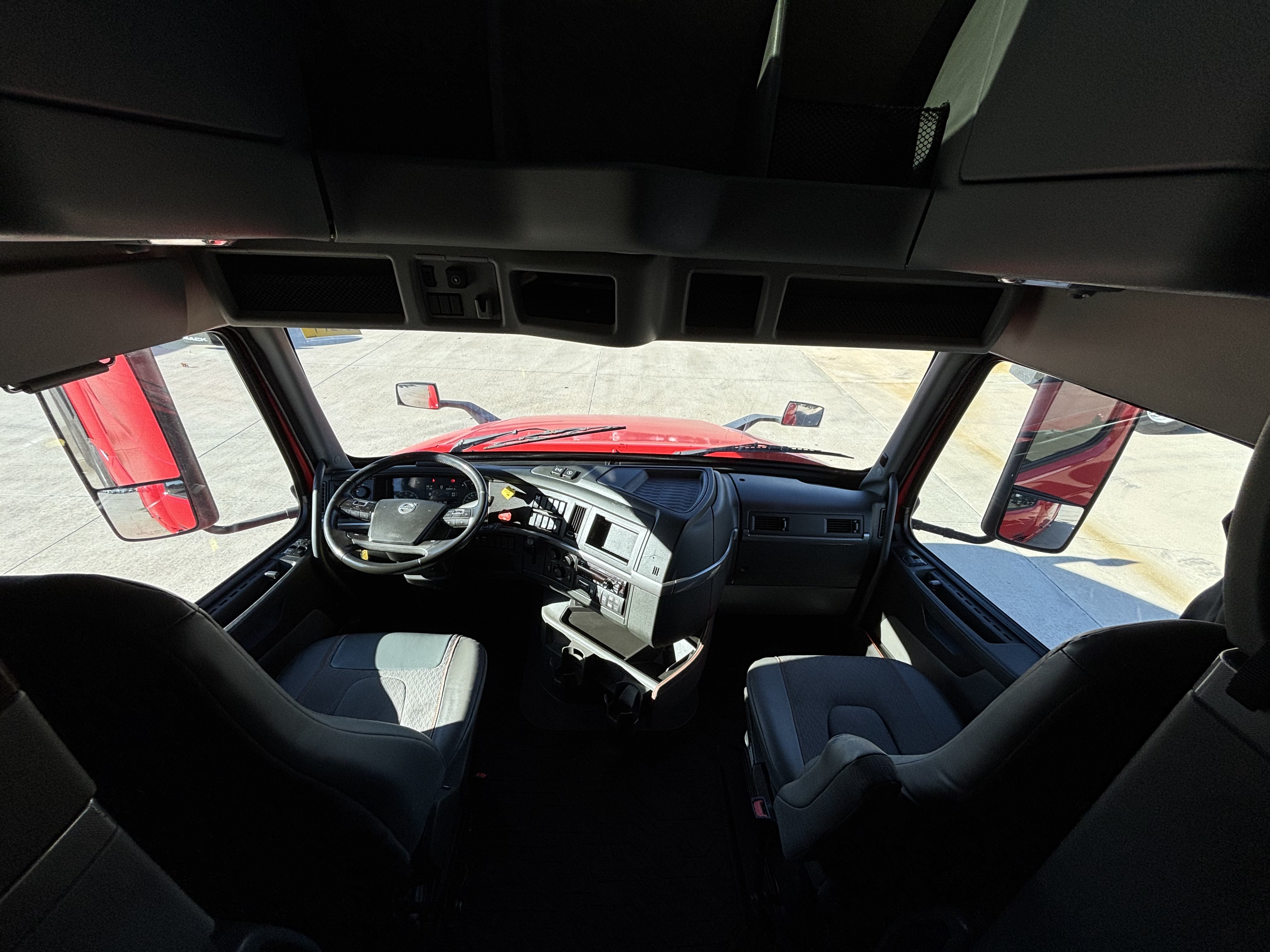 2021 Volvo - image 34