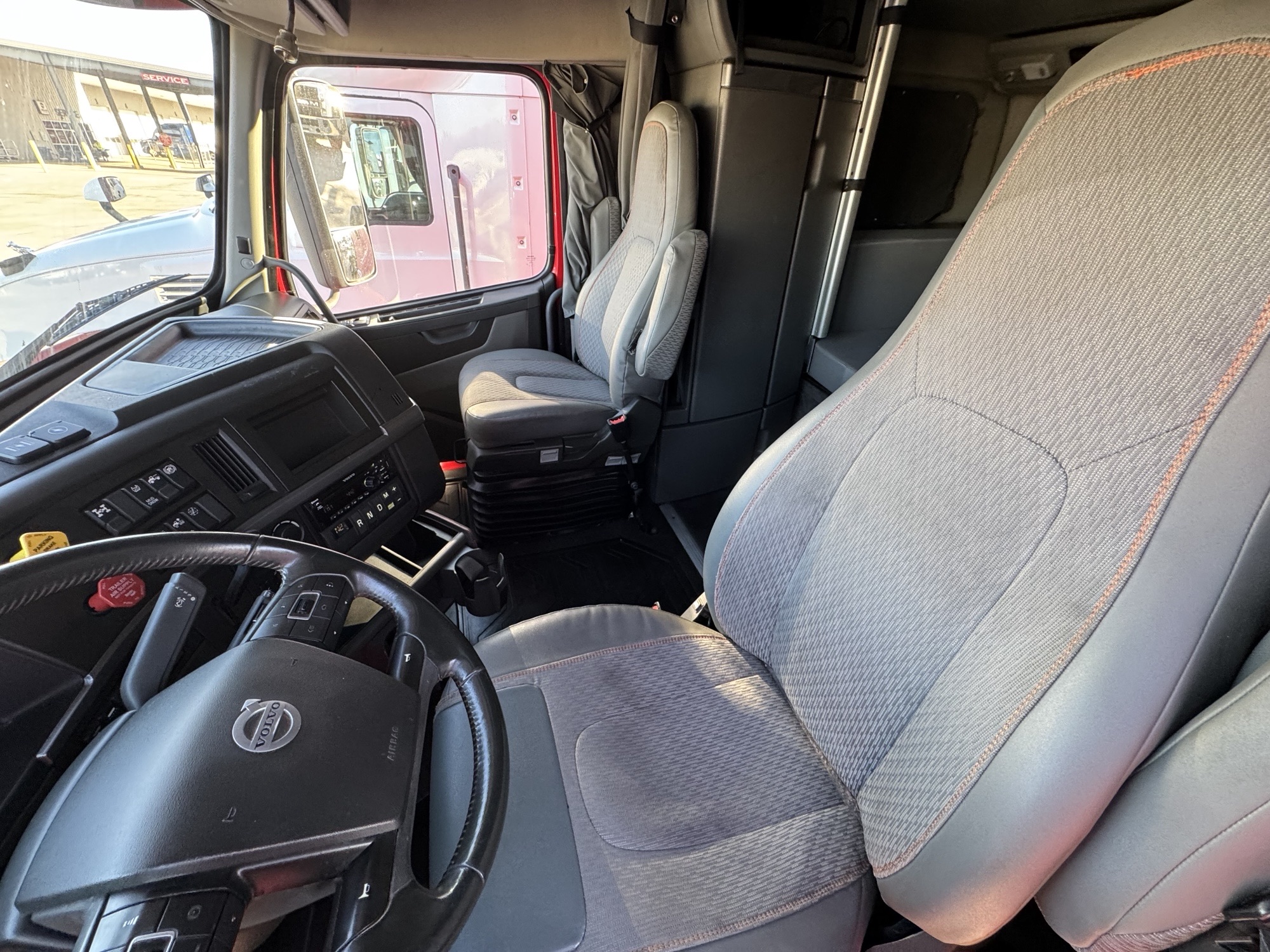 2021 Volvo - image 25