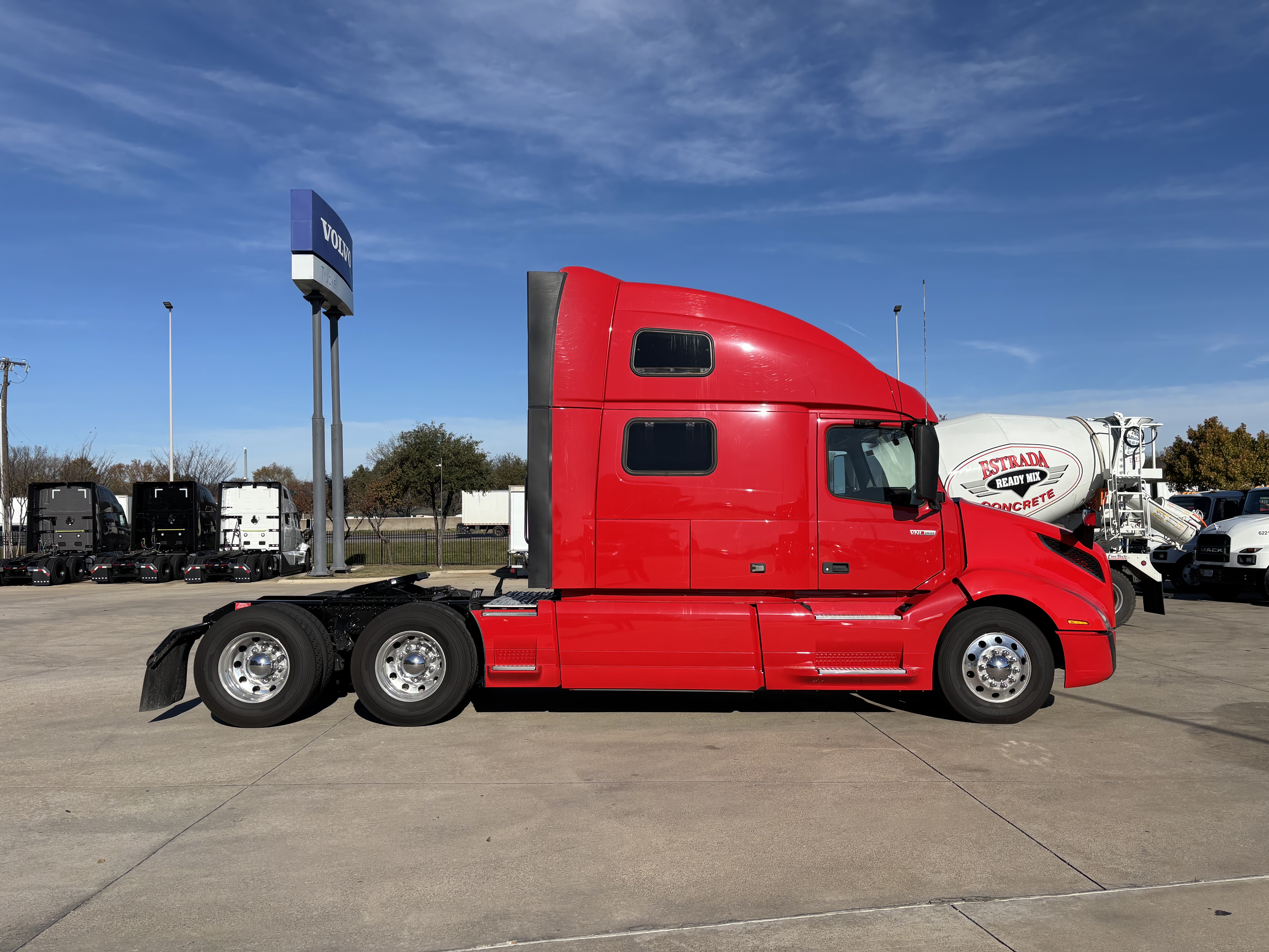 2021 Volvo - image 4