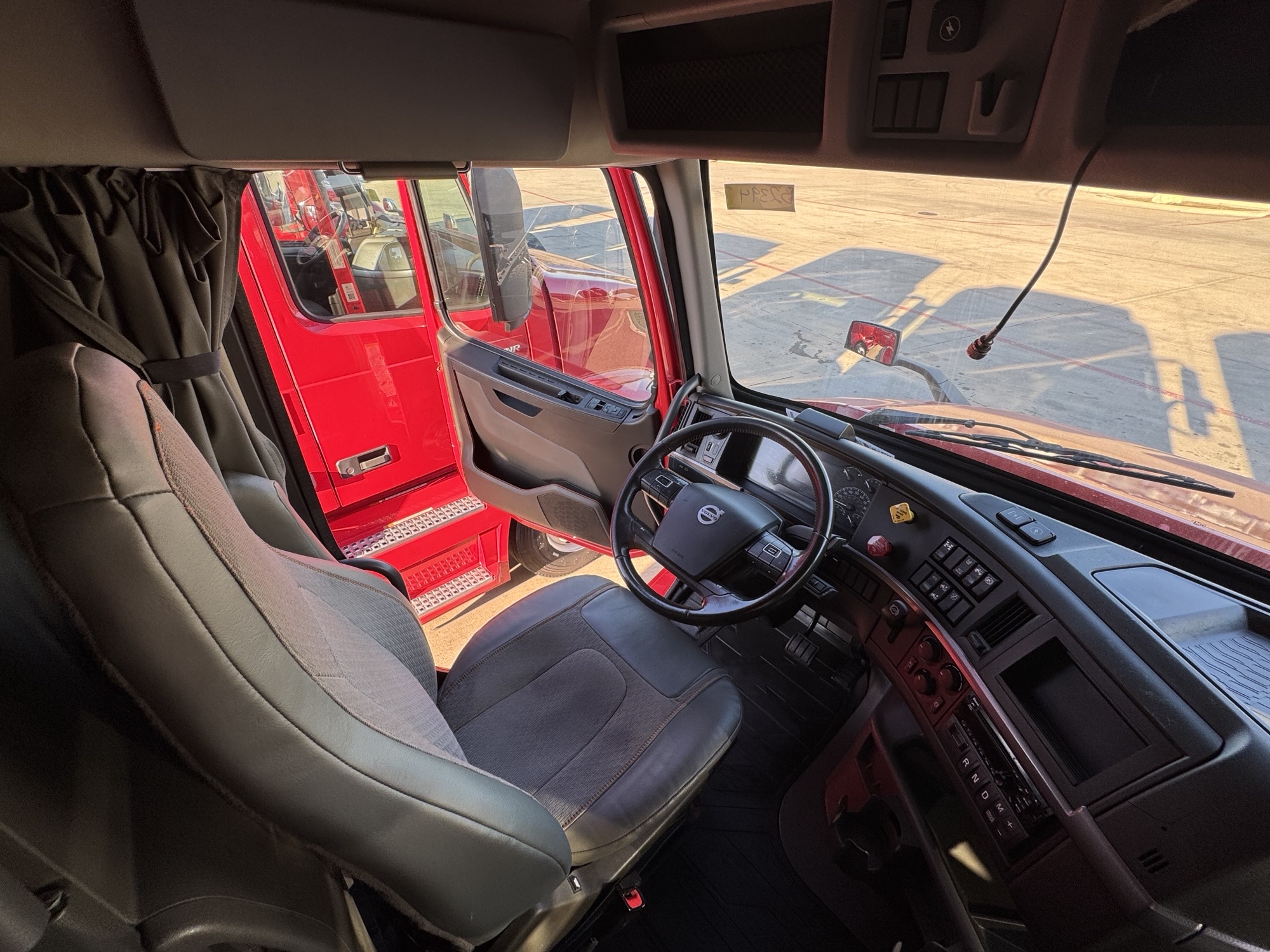 2021 Volvo - image 24