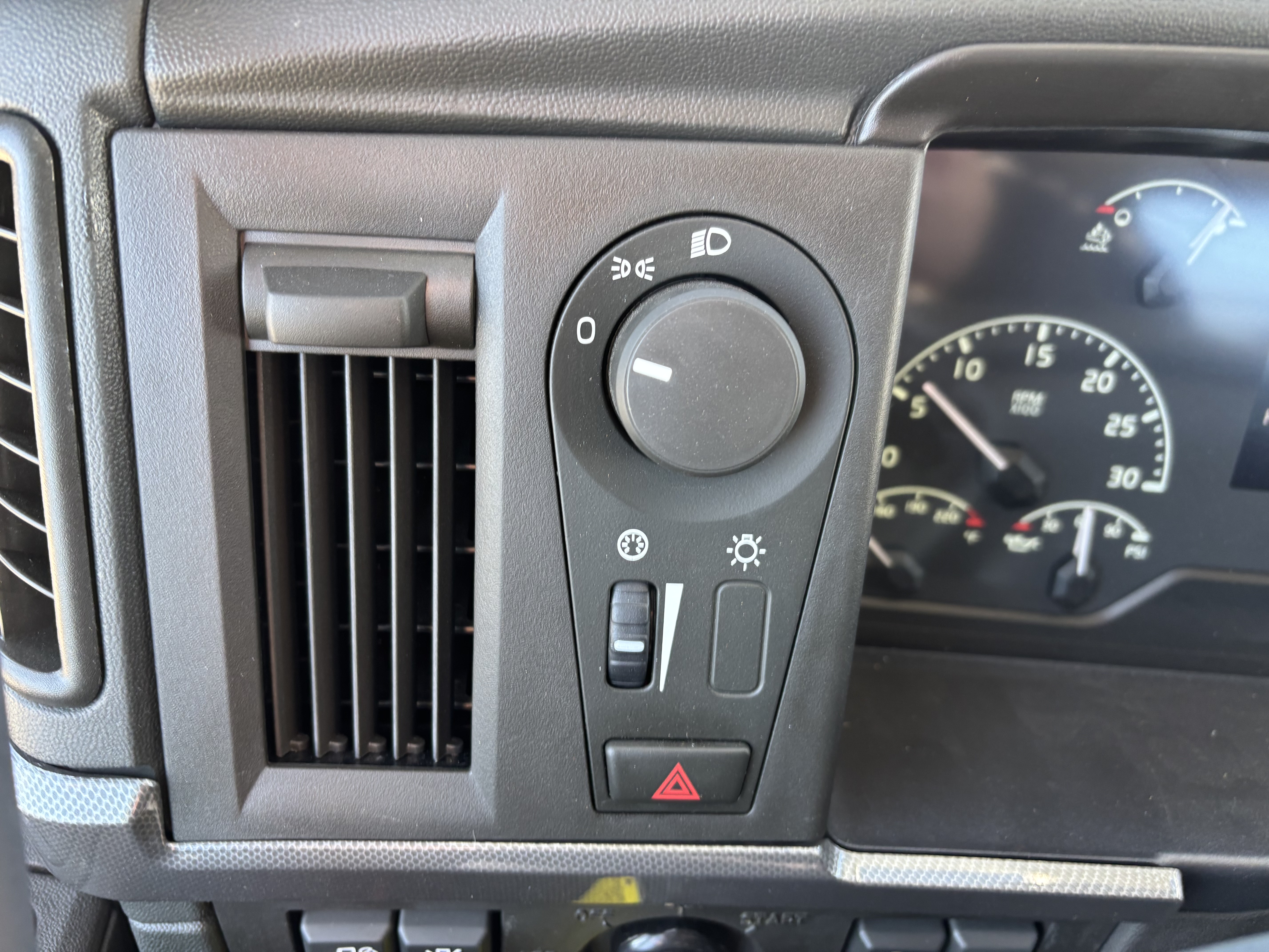 2026 Volvo - image 25