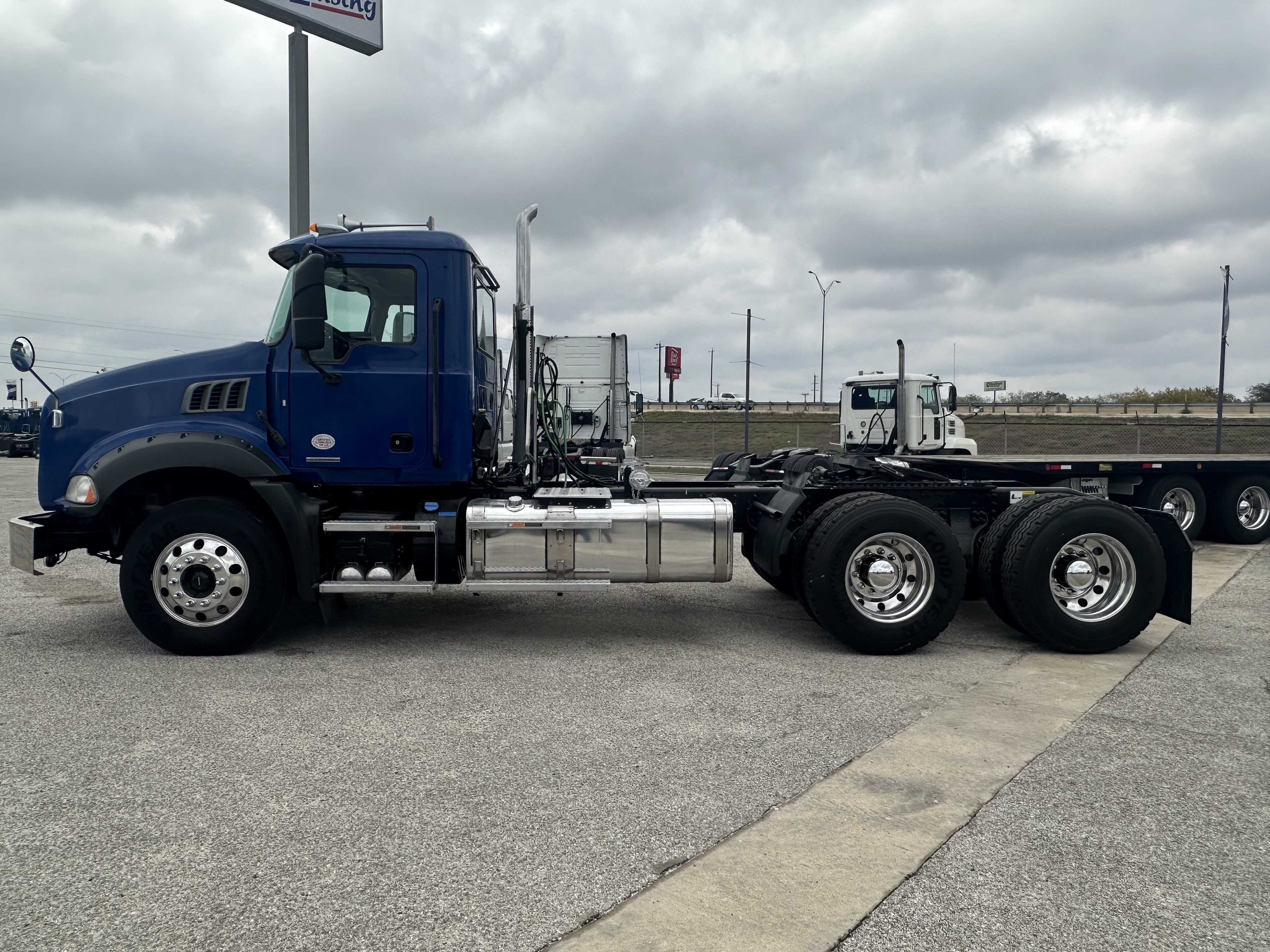 2024 Mack Granite - image 7