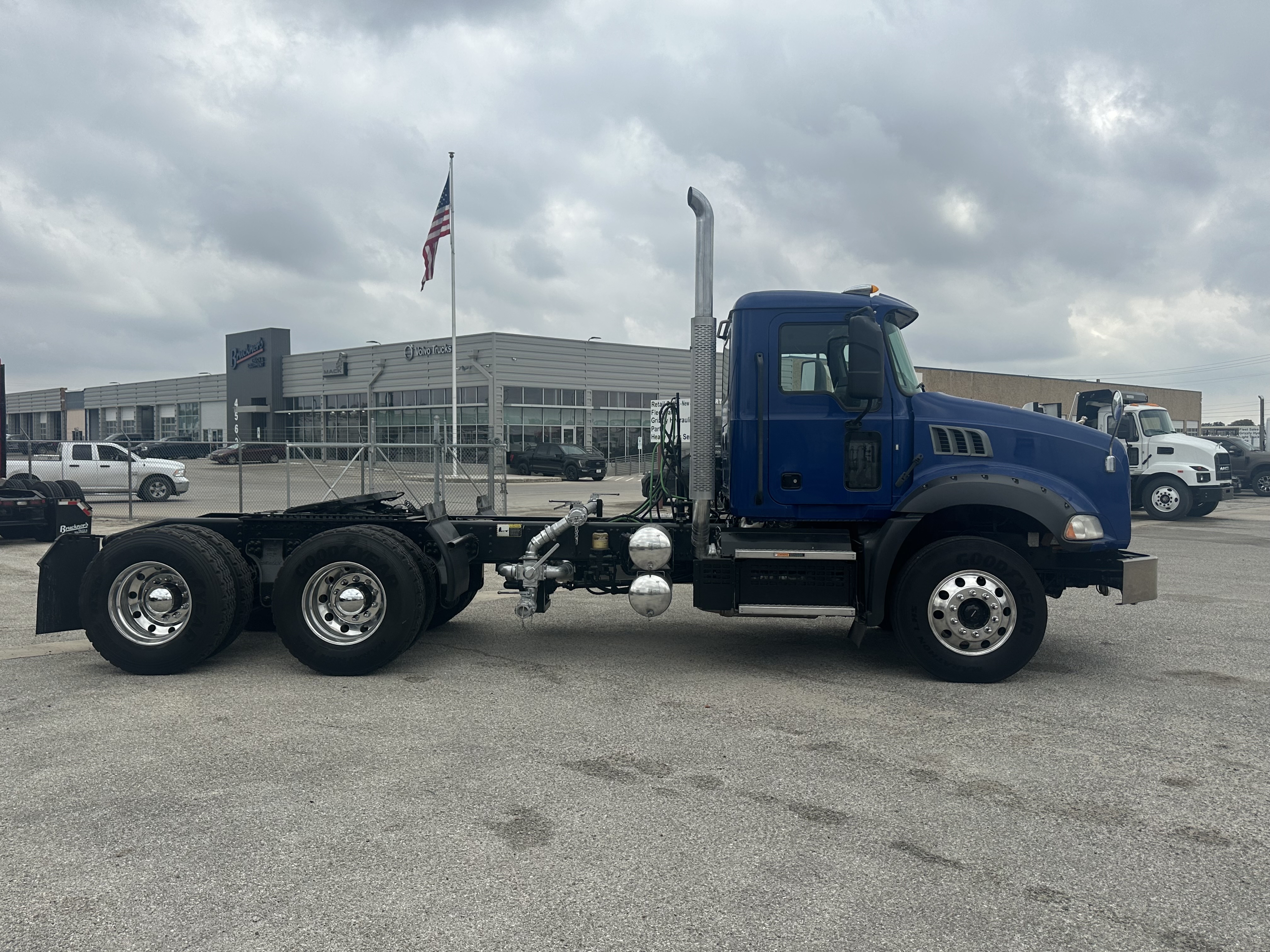 2024 Mack Granite - image 3