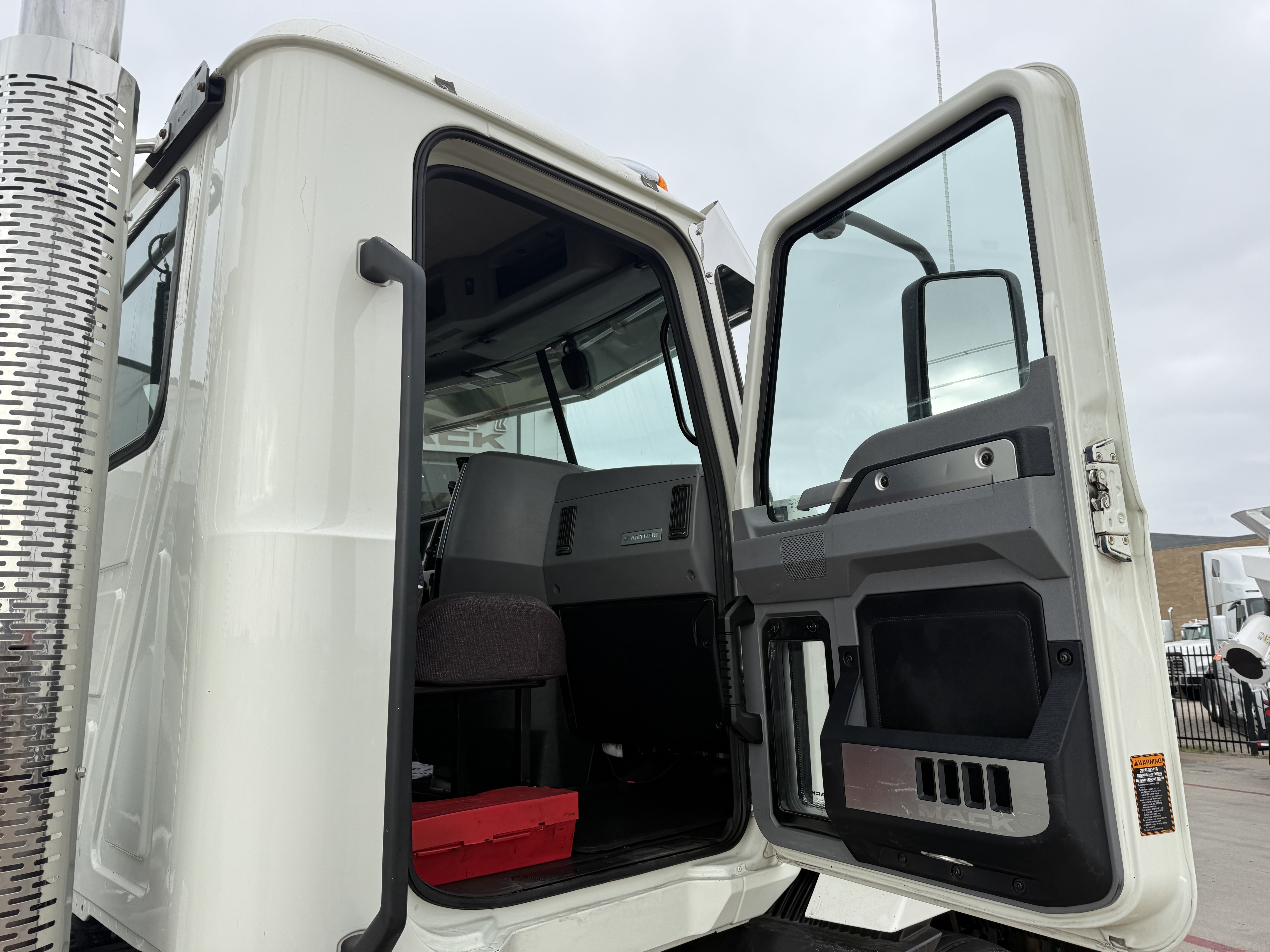 2021 Mack - image 18