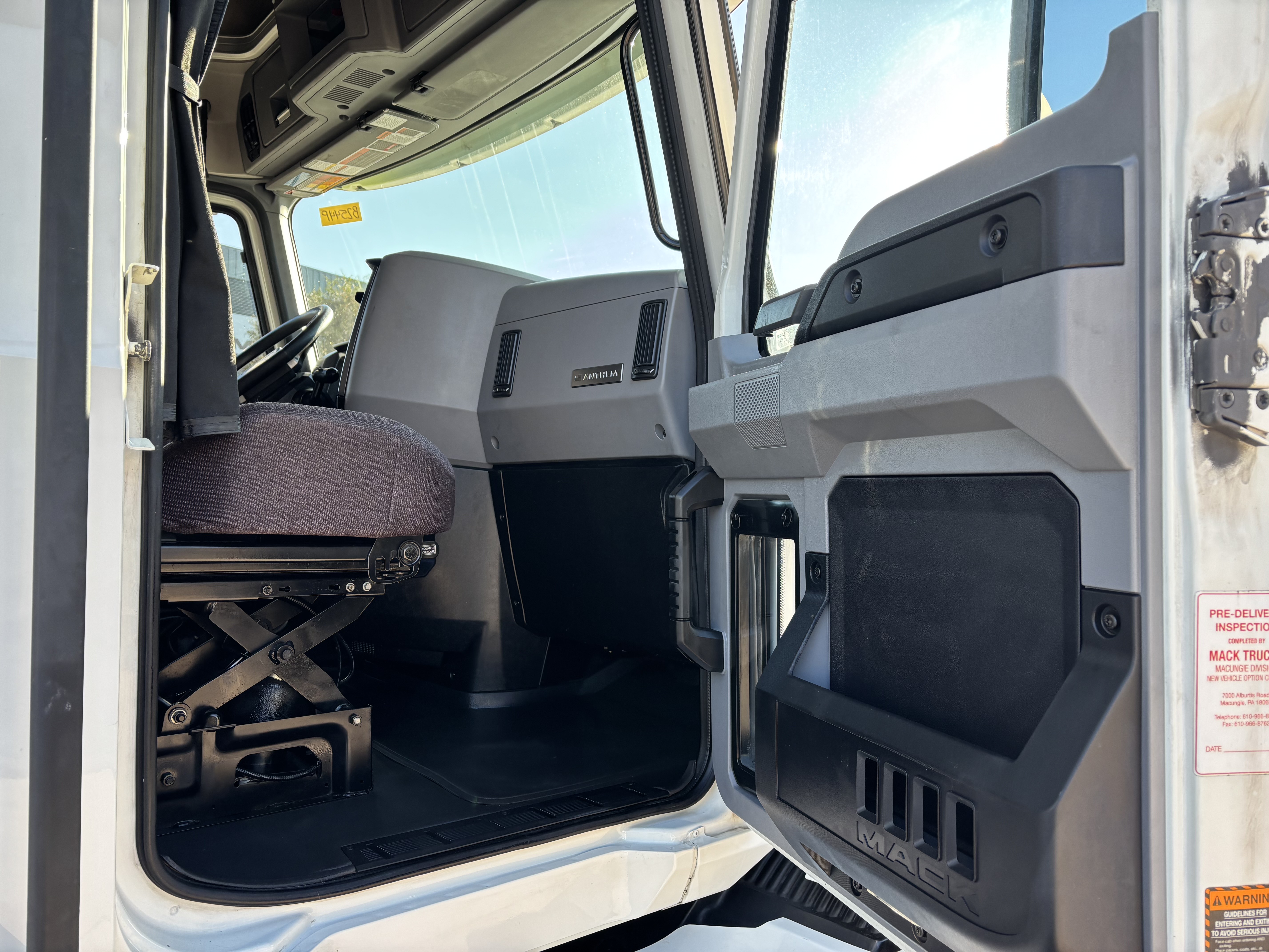 2020 Mack - image 18