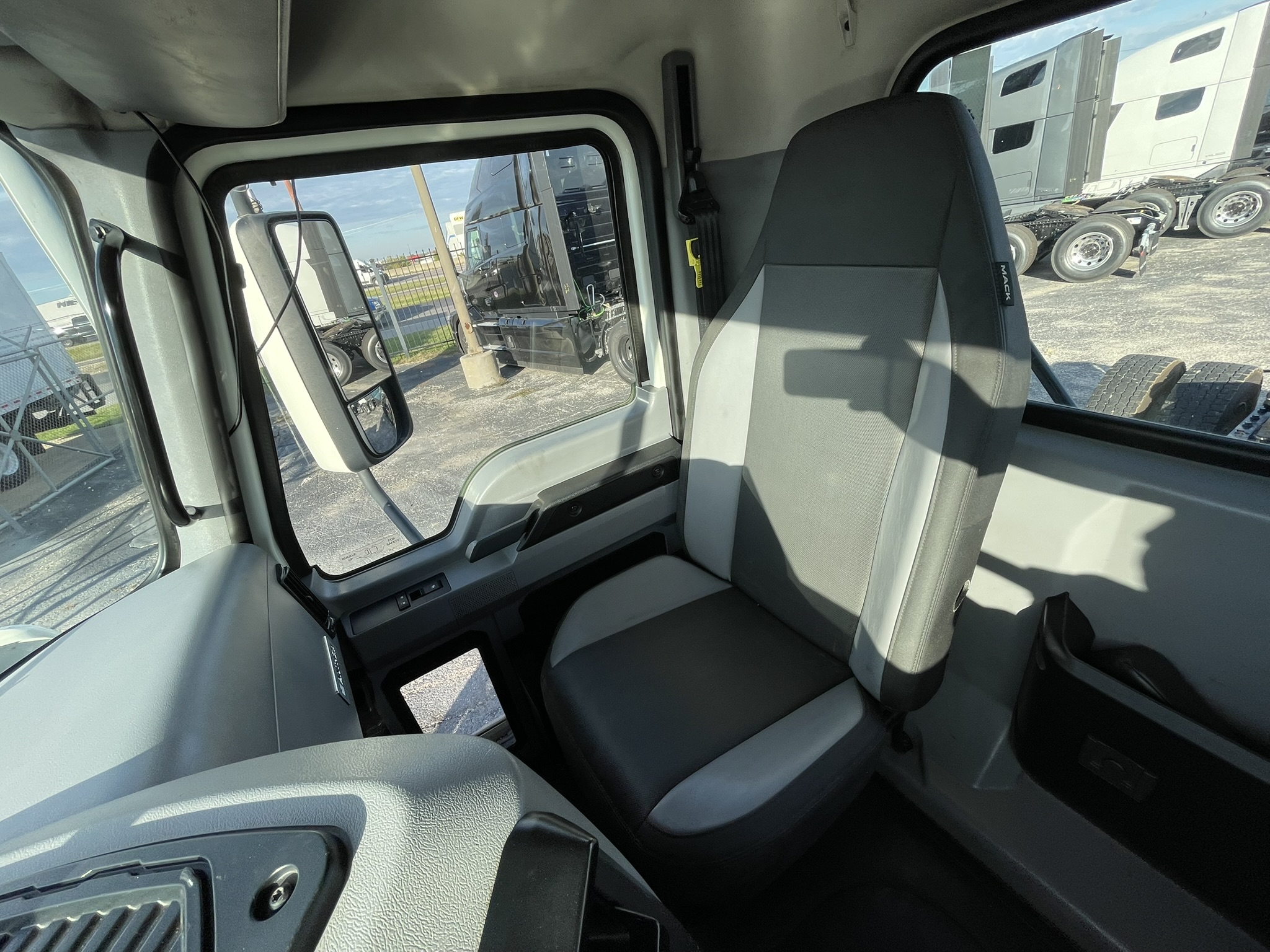 2020 Mack - image 23